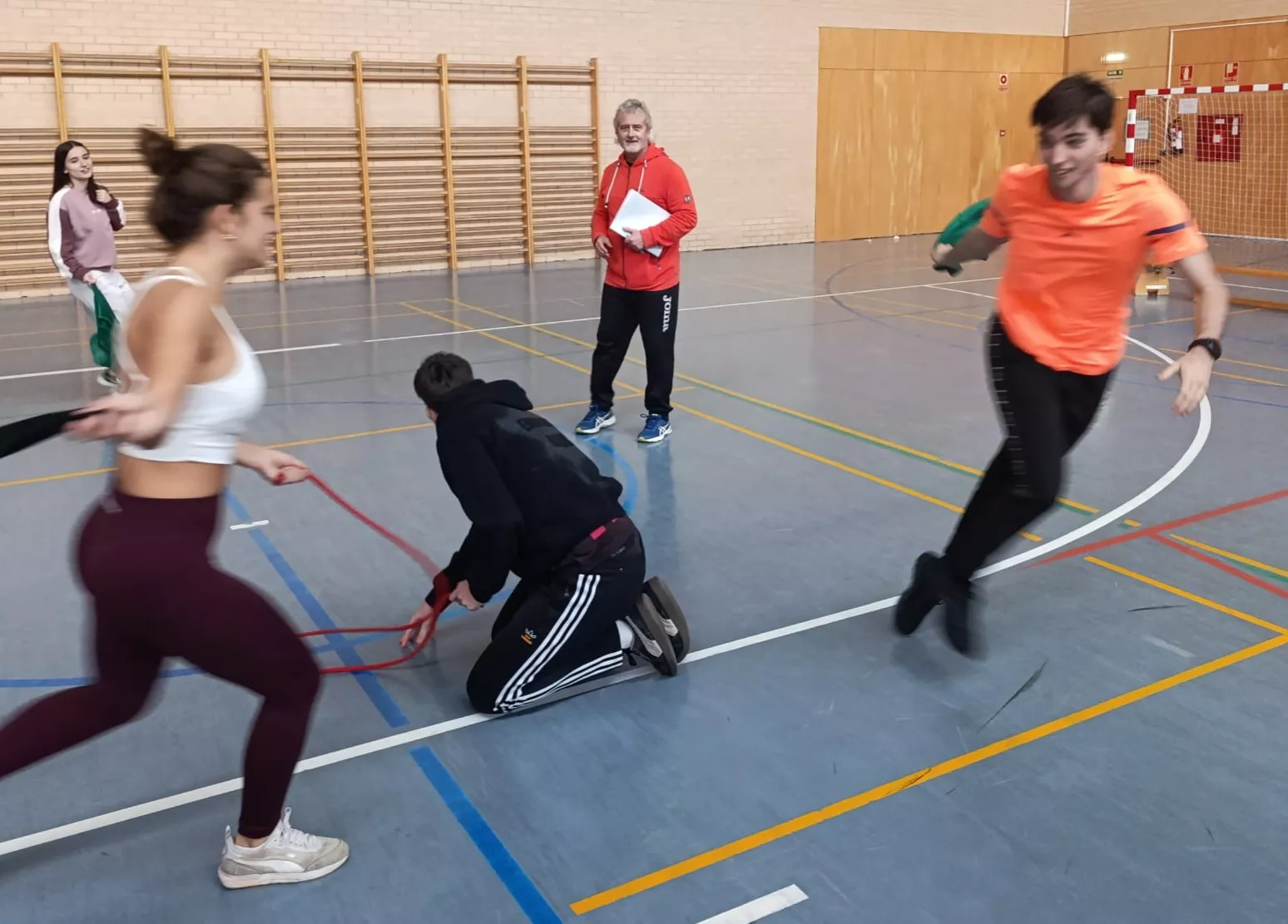 Cardona con estudiantes del Campus de Huesca trabajando algunos de los ejercicios que propone en los libros.