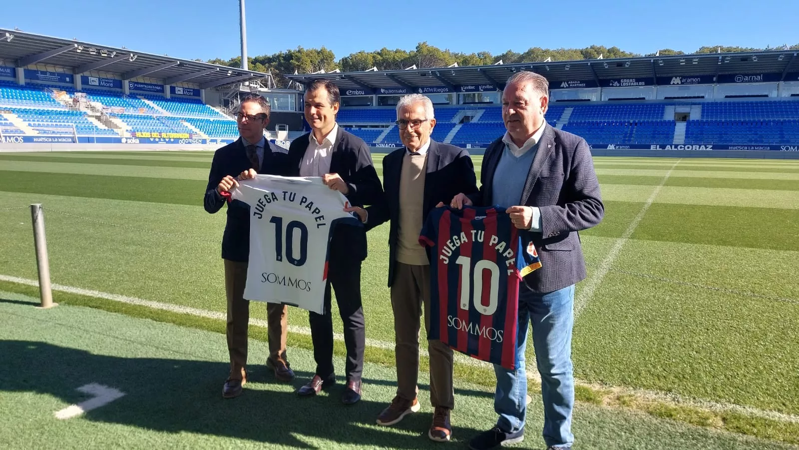 Los representantes de ICT Foxy, de la Fundación Alcoraz y de la SD Huesca con la campaña Juega Tu Papel