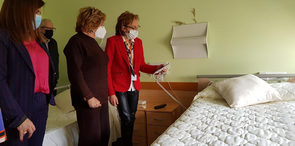 La consejera Broto, la alcaldesa de Altorricón y la directora de la residencia comprueban el funcionamiento de las nuevas camas.