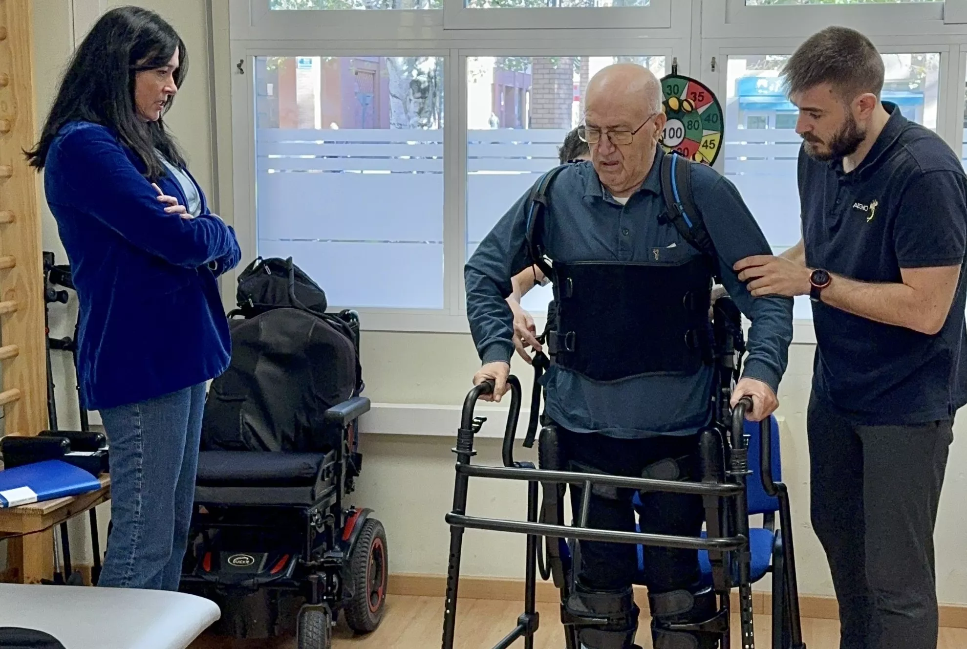 La alcaldesa de Huesca visita Aeno para conocer el exoesqueleto de rehabilitación