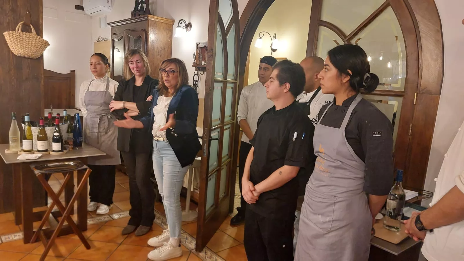 Amparo Cuéllar, directora general de la DGA, con Ainhoa Camino y el equipo de Casa Arcas en la Clausura de los Talleres Huesca la Magia de la Gastronomía