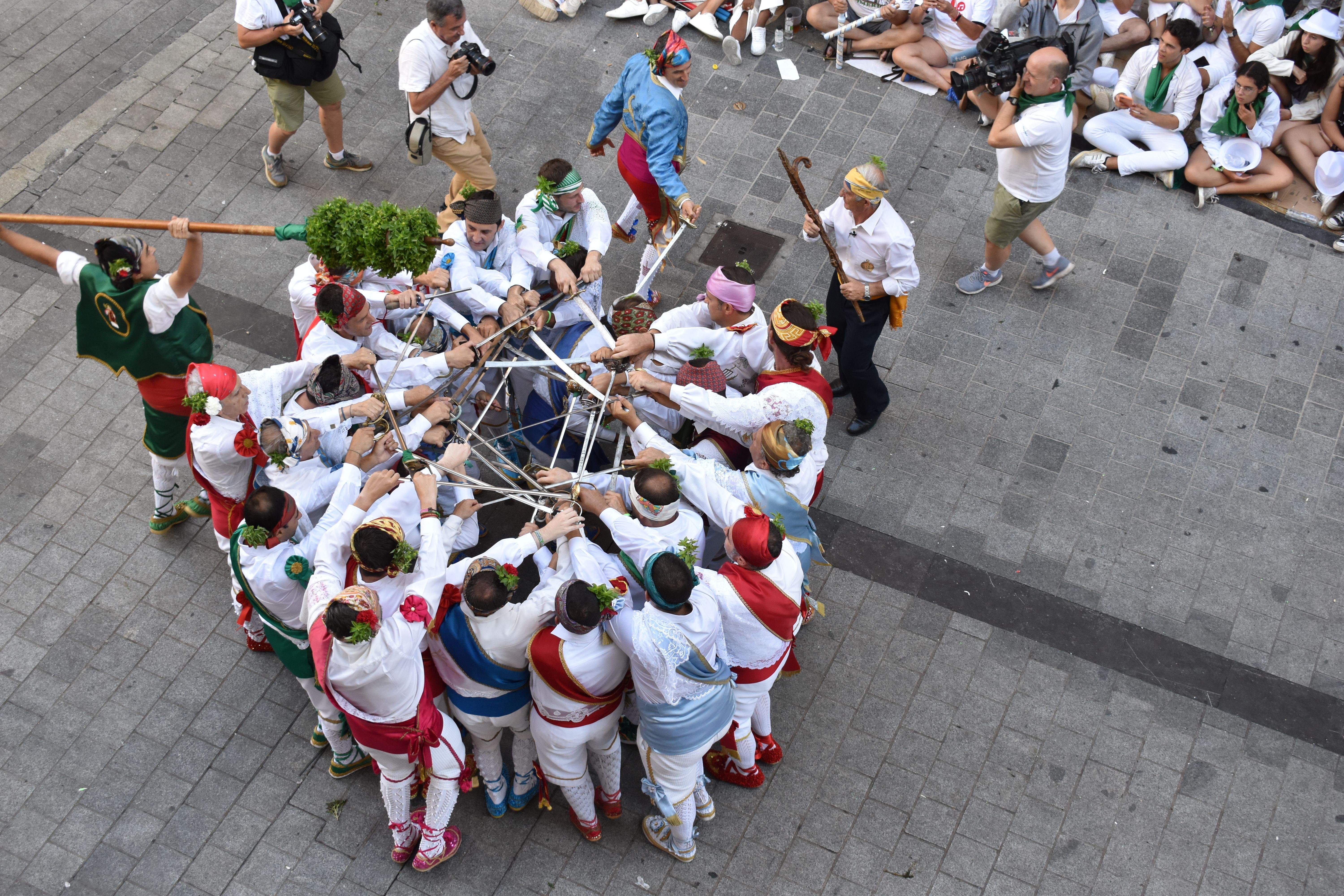 Los danzantes agrupados en el baile del Degollau