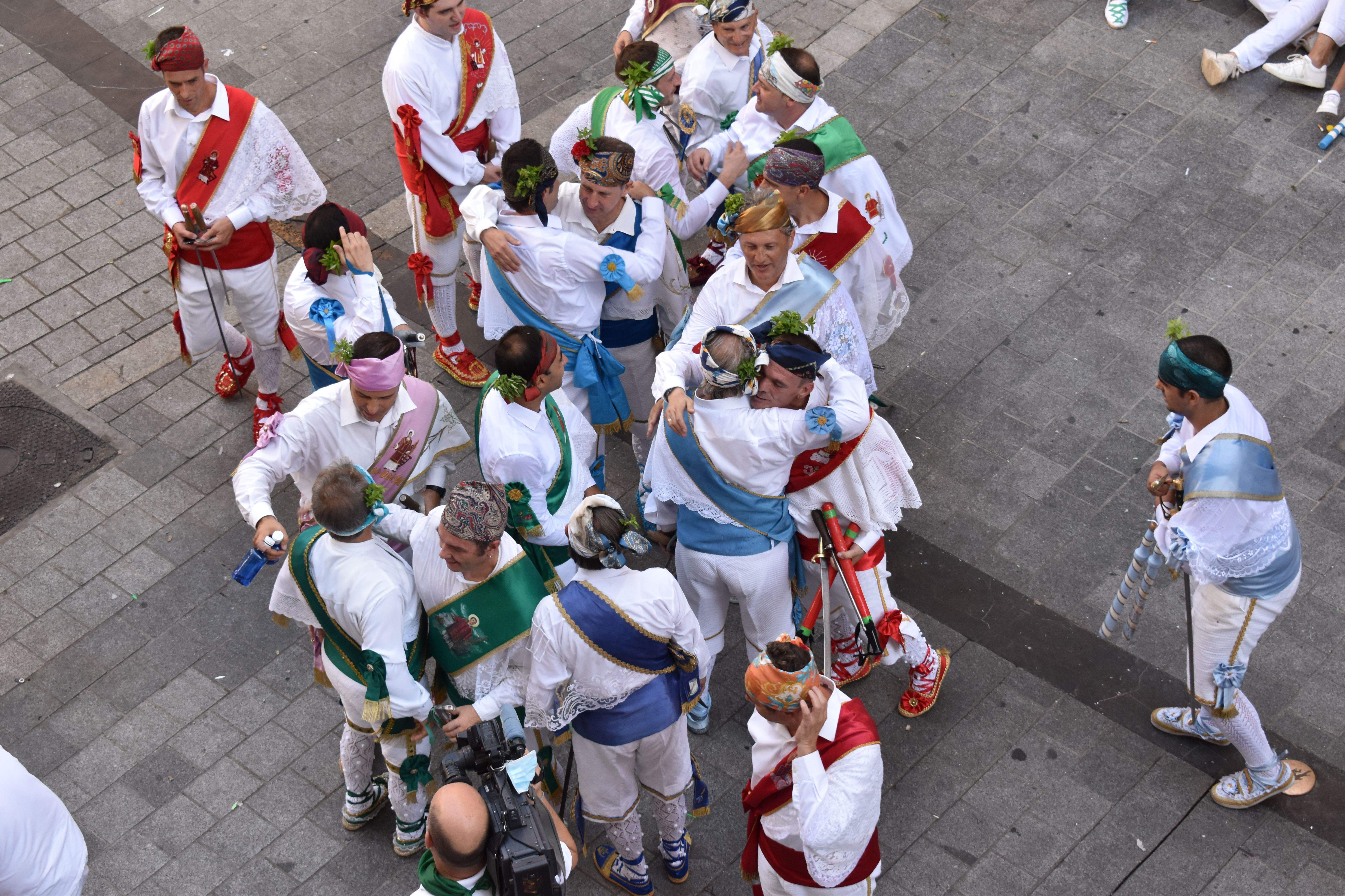 Los danzantes al culminar su primera actuación. Foto: Carlos Jalle
