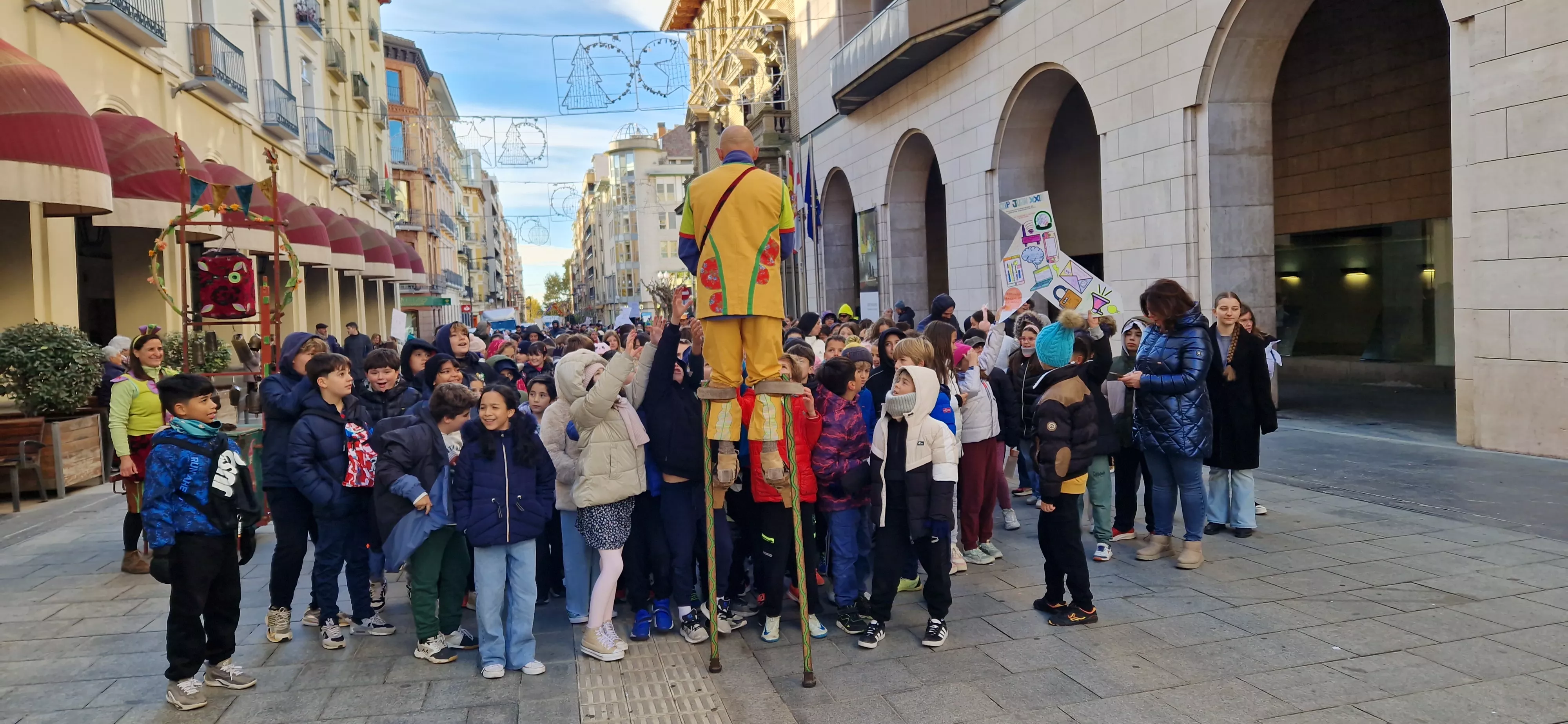 Celebración de la Convención de los Derechos del Niño en la plaza López Allué. Foto Myriam Martínez