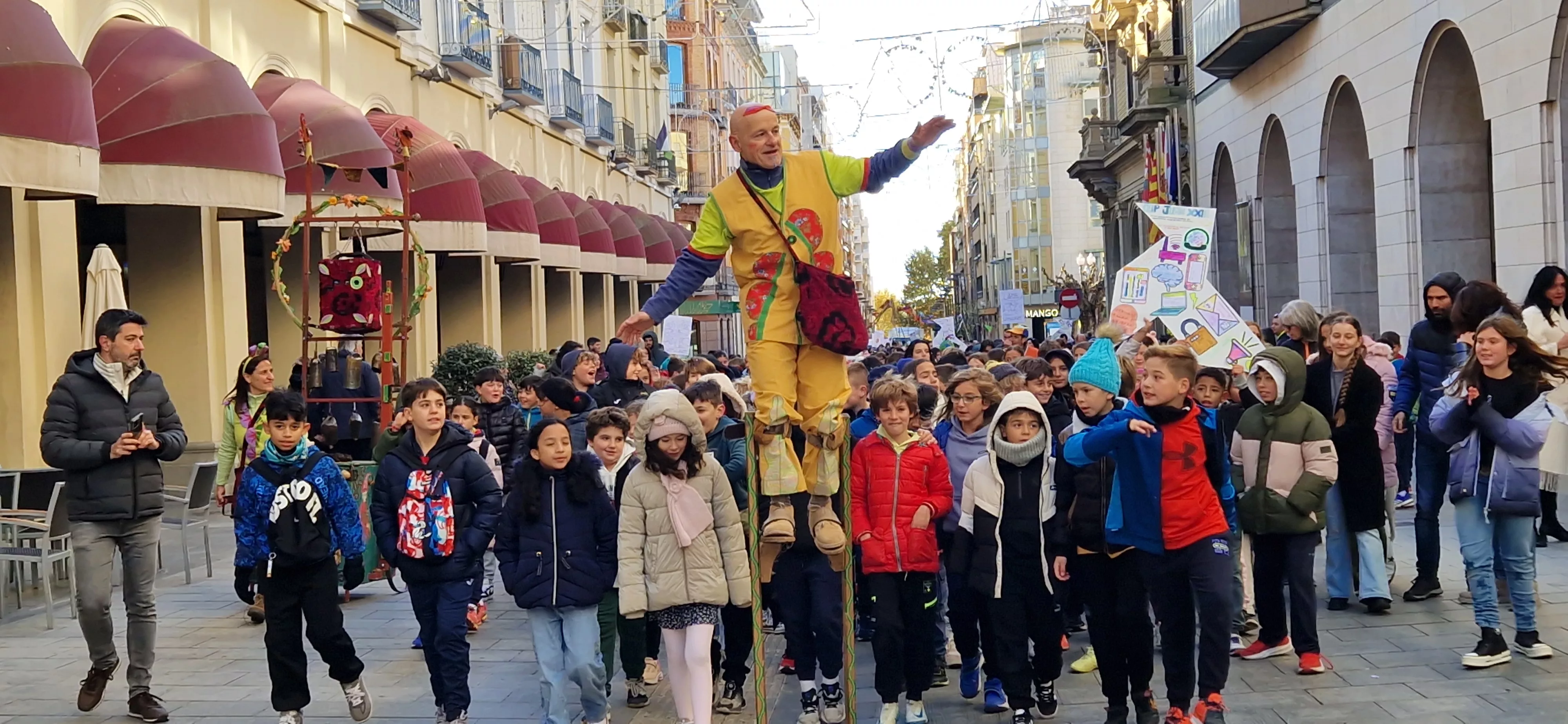 Los Titititeros de Binéfat han animado la celebración de la Convención de los Derechos del Niño en la plaza López Allué. Foto Myriam Martínez