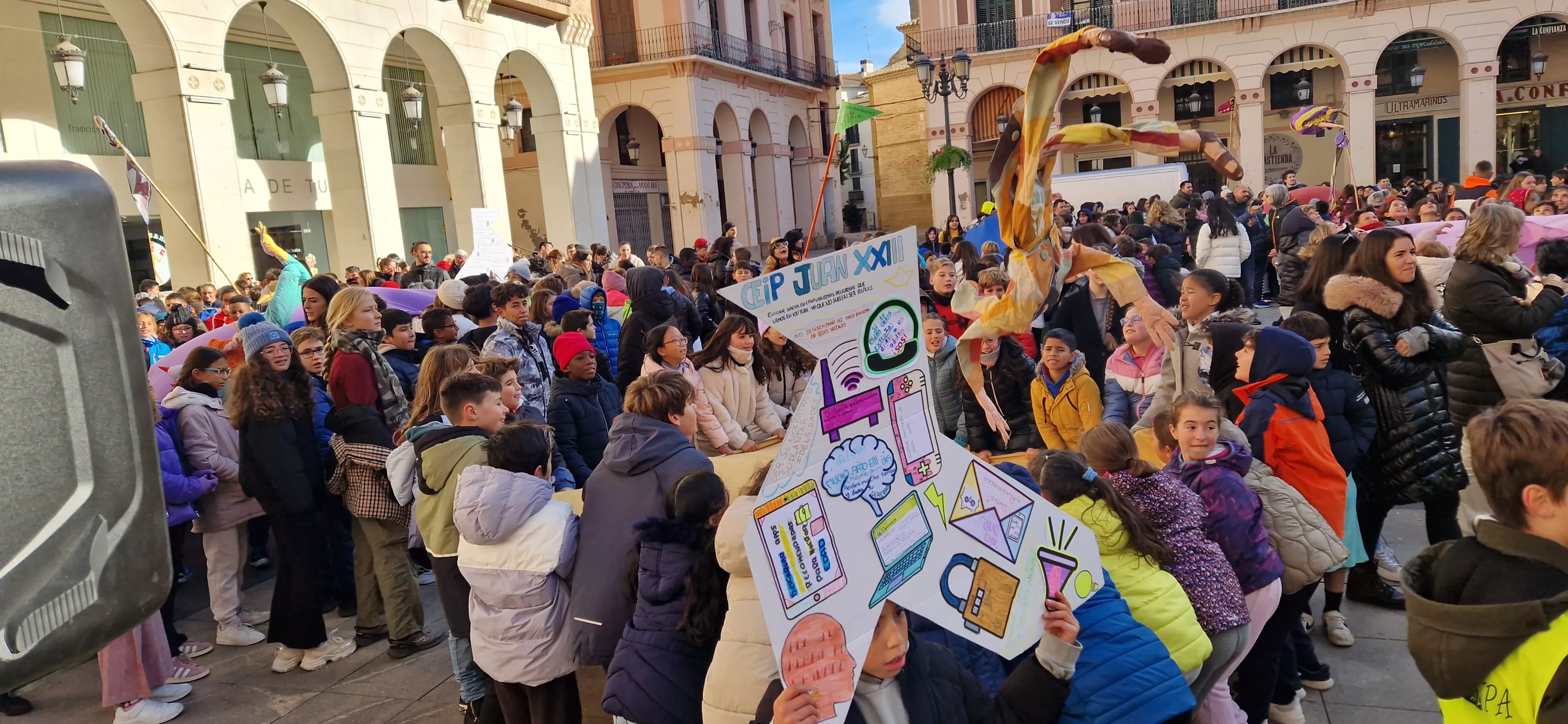 Celebración de la Convención de los Derechos del Niño en la plaza López Allué. Foto Myriam Martínez