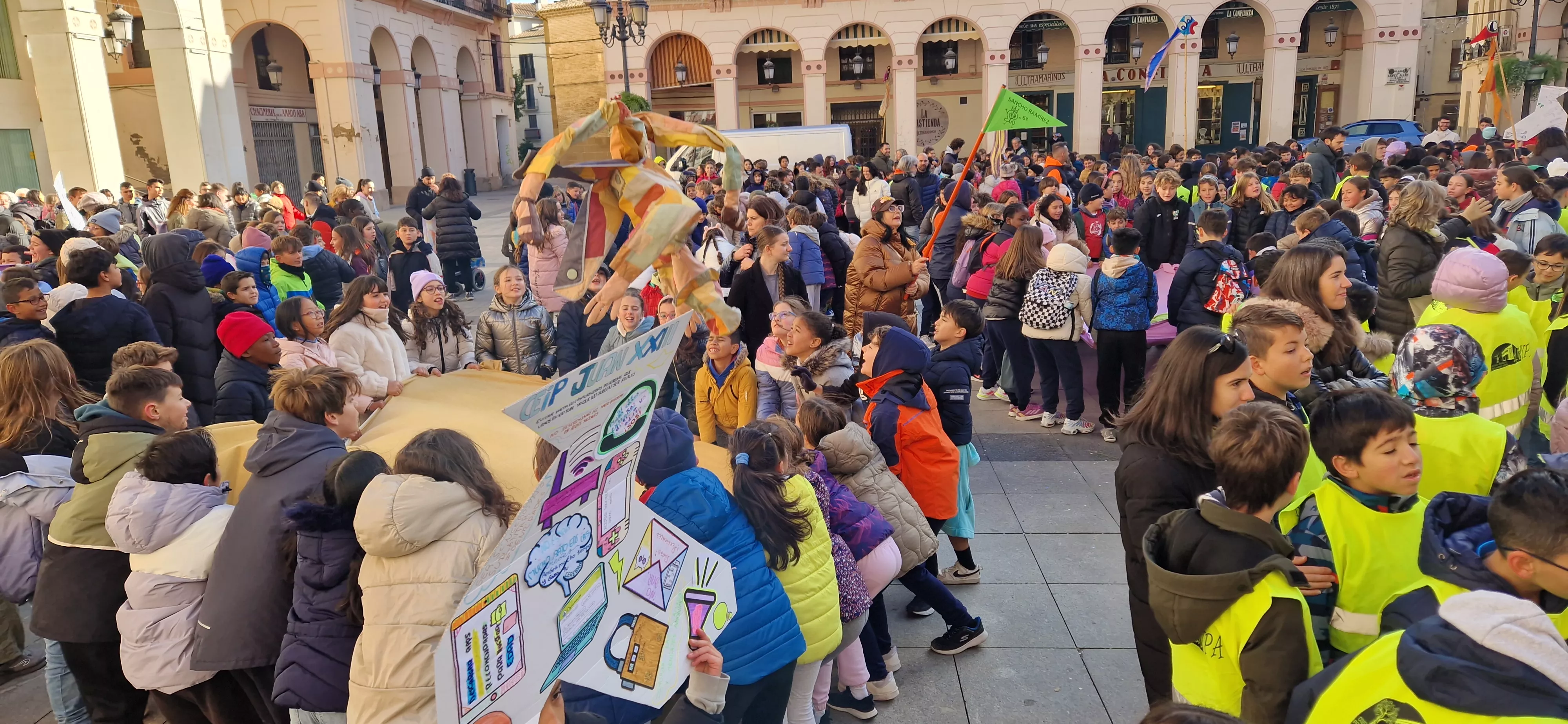 Celebración de la Convención de los Derechos del Niño en la plaza López Allué. Foto Myriam Martínez