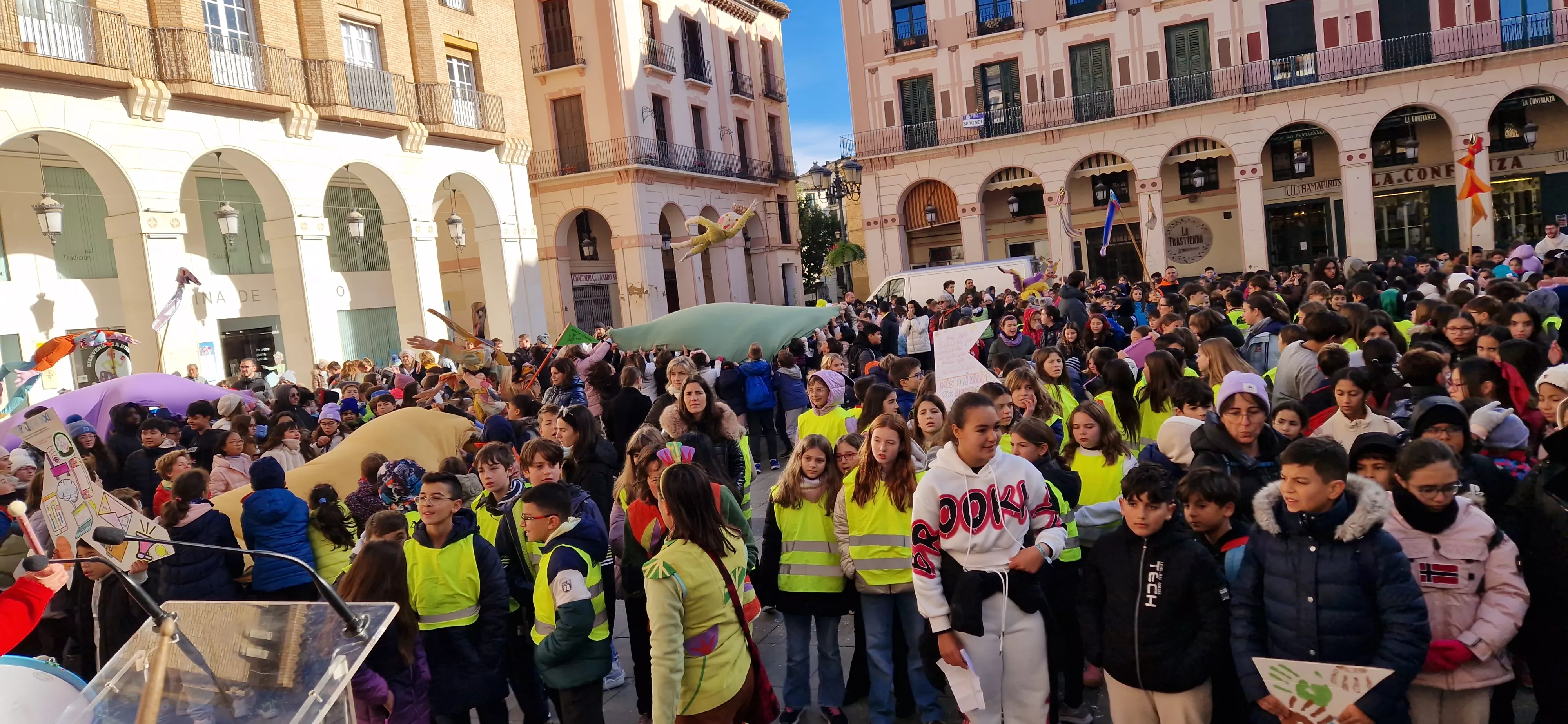 Celebración de la Convención de los Derechos del Niño en la plaza López Allué. Foto Myriam Martínez
