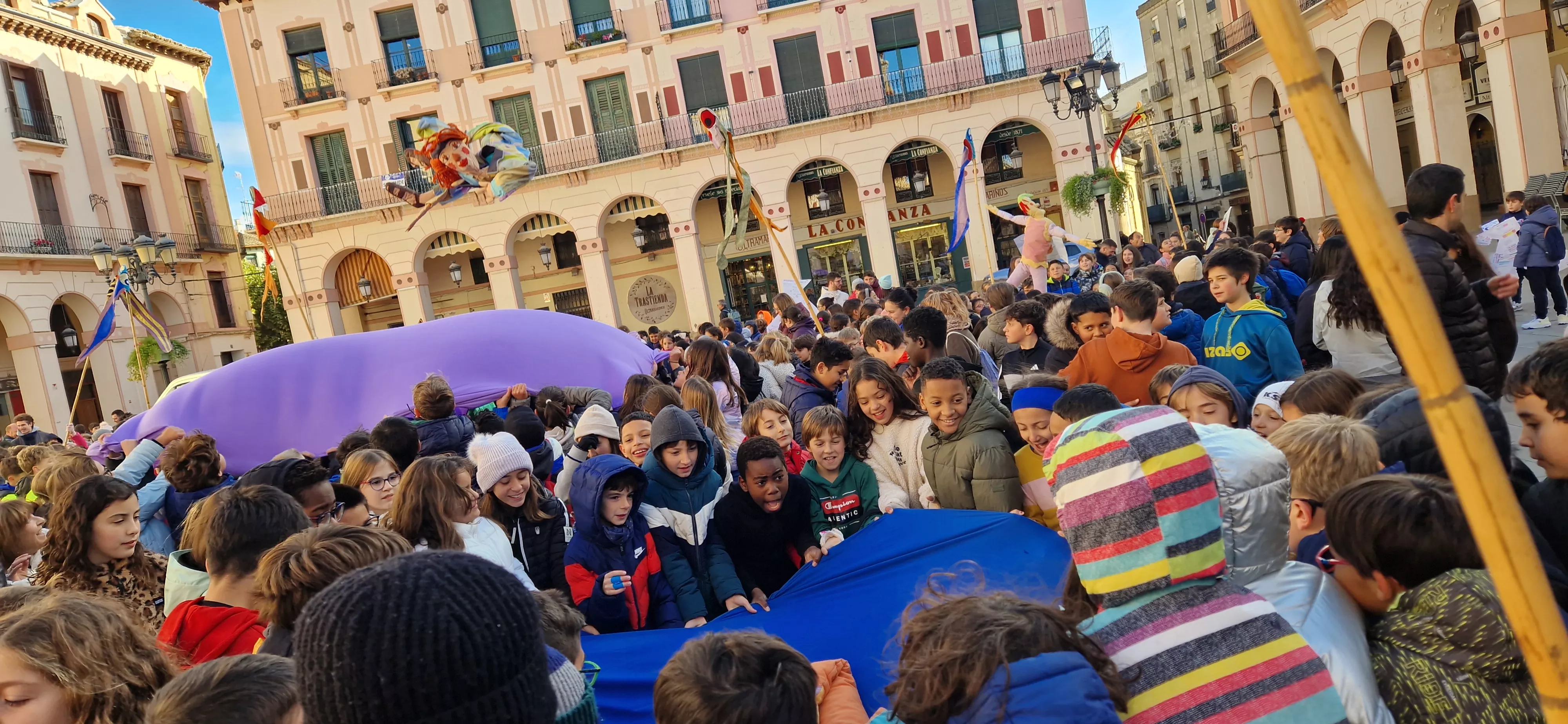 Celebración de la Convención de los Derechos del Niño en la plaza López Allué. Foto Myriam Martínez