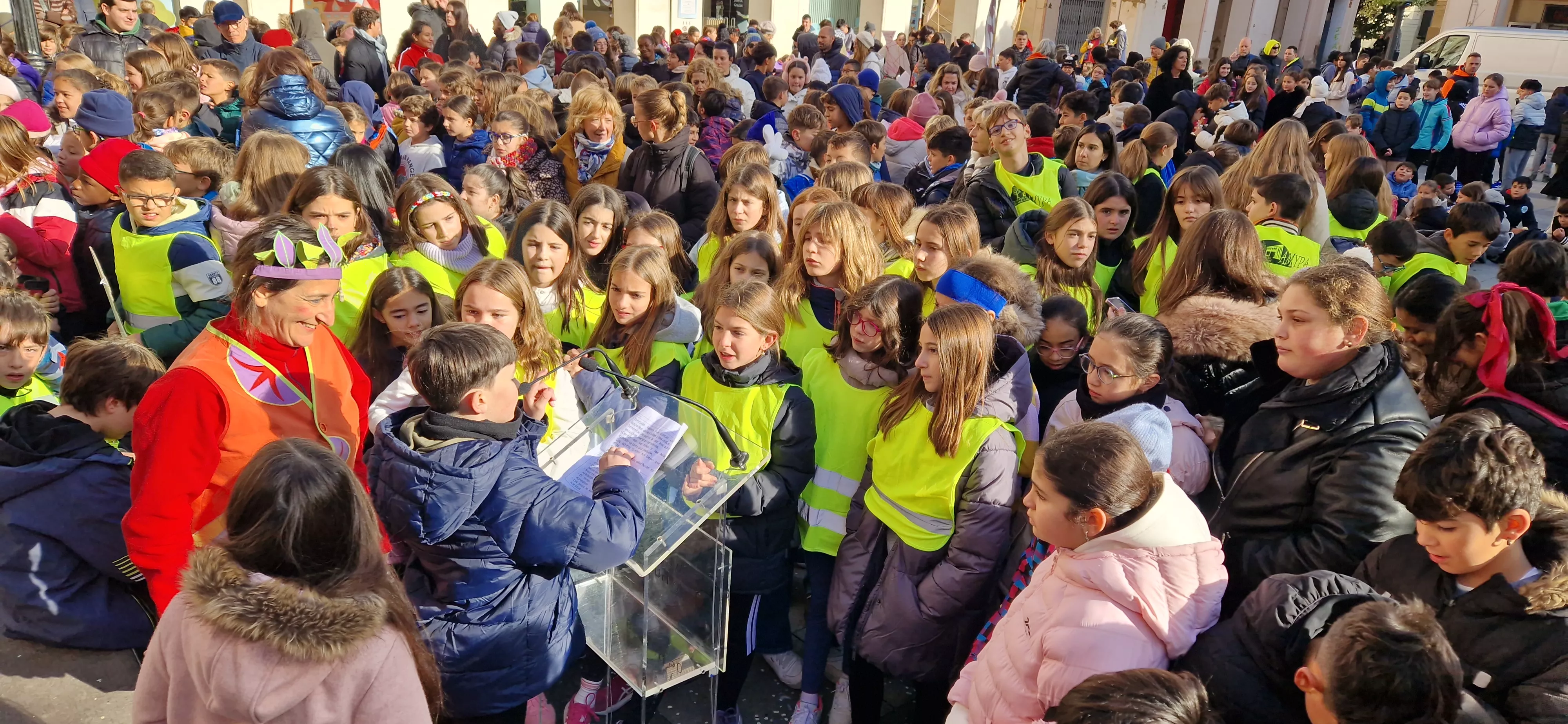 Lectura del manifiesto, en la celebración de la Convención de los Derechos del Niño en la plaza López Allué. Foto Myriam Martínez Lectura del manifiesto, en la celebración de la Convención de los Derechos del Niño en la plaza López Allué. Foto Myriam Martínez