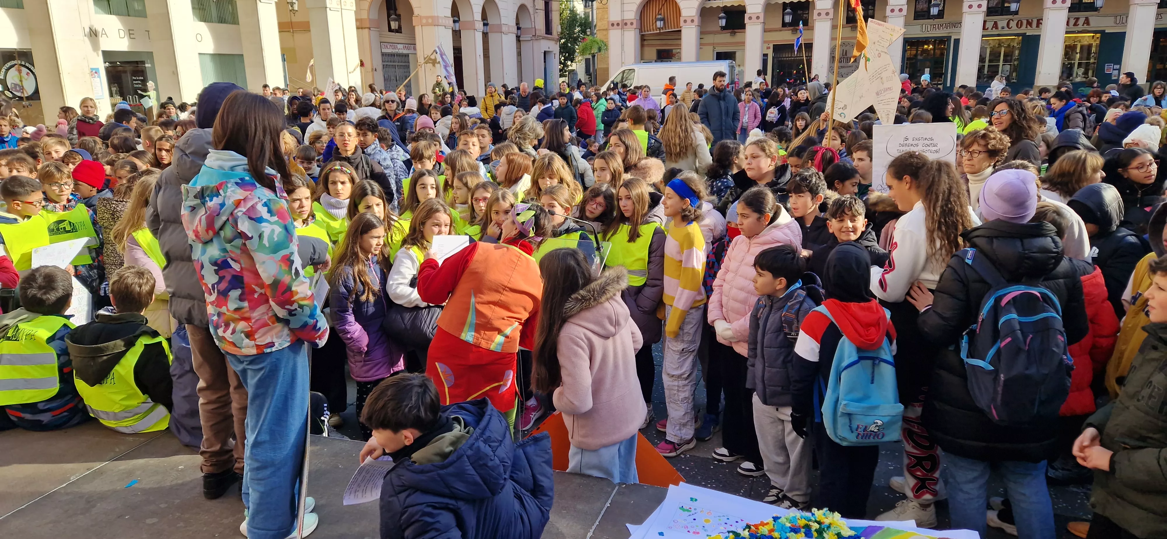 Celebración de la Convención de los Derechos del Niño en la plaza López Allué. Foto Myriam Martínez