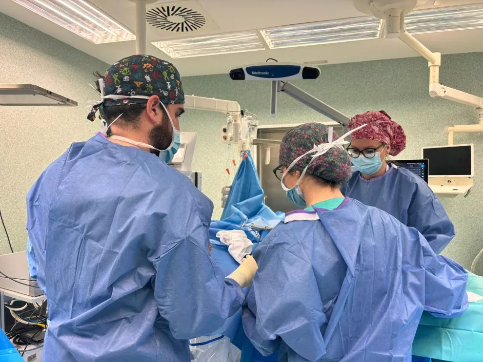 Imagen de archivo de una intervención quirúrgica. Huesca estrenará antes de fin de año su primer robot quirúrgico. Foto Gobierno de Aragón Imagen de archivo de una intervención quirúrgica. Huesca estrenará antes de fin de año su primer robot quirúrgico. Foto Gobierno de Aragón