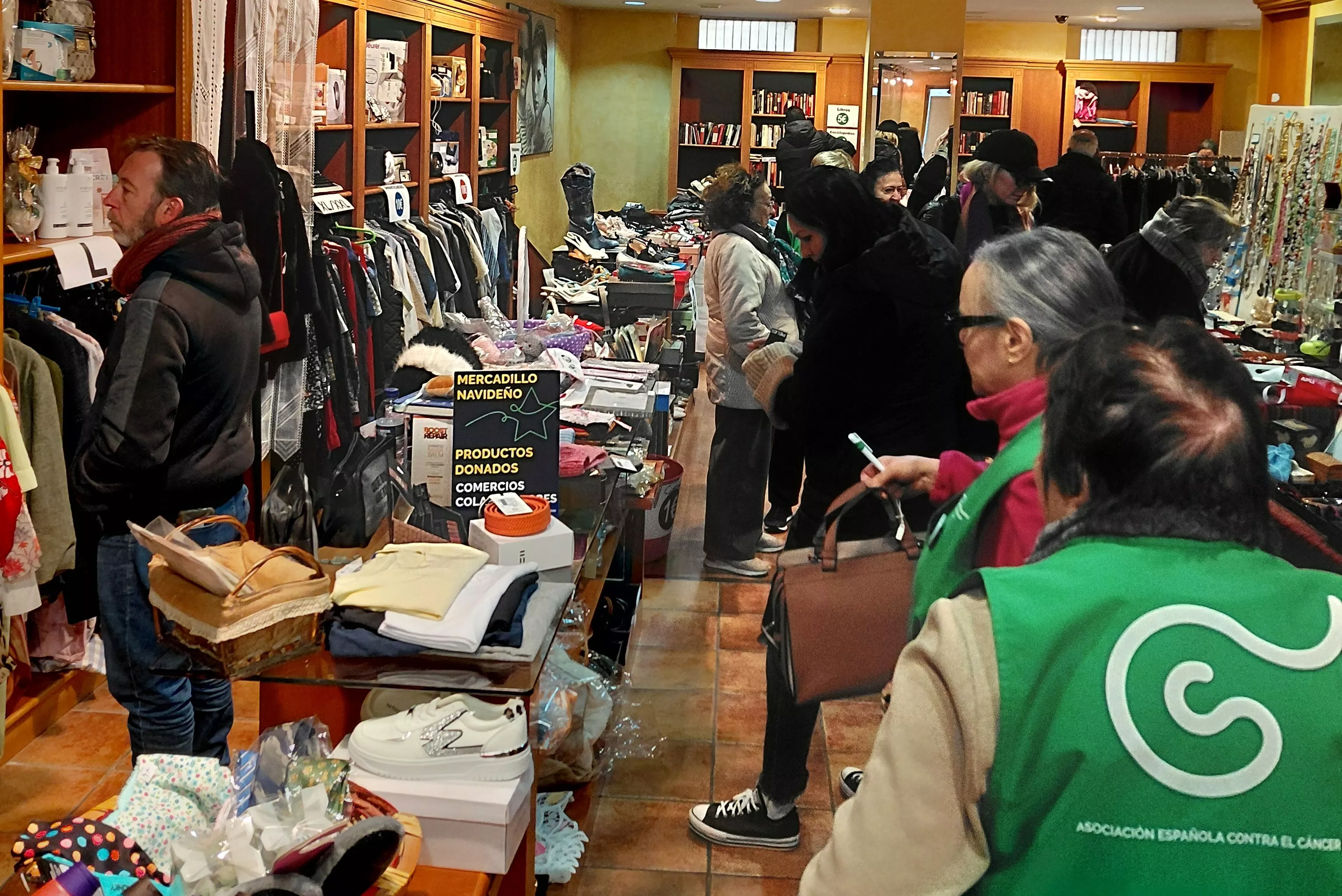 Apertura del mercadillo navideño de la Asociación Contra el Cáncer de Huesca.