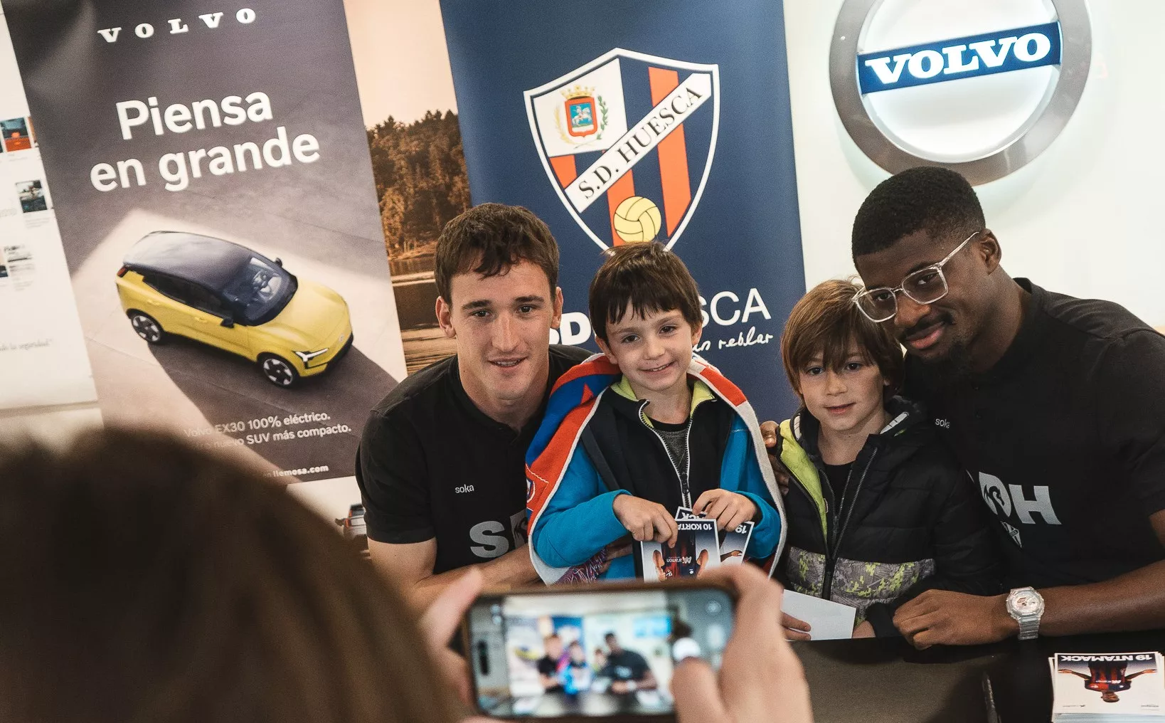 Kortajarena y Ntamack se hacen una foto con dos aficionados. Foto: SD Huesca