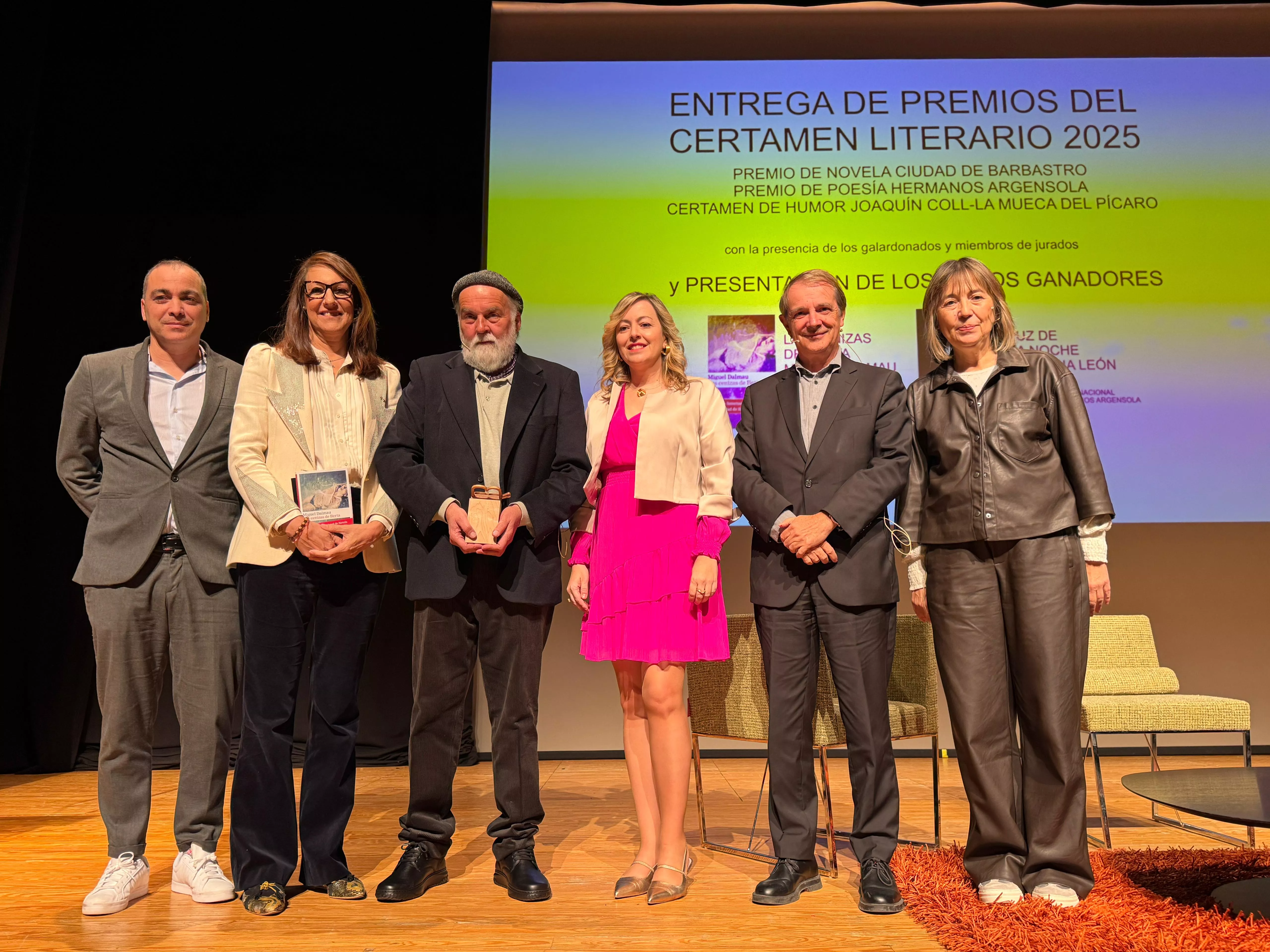 Fotografía de familia con los premios literarios