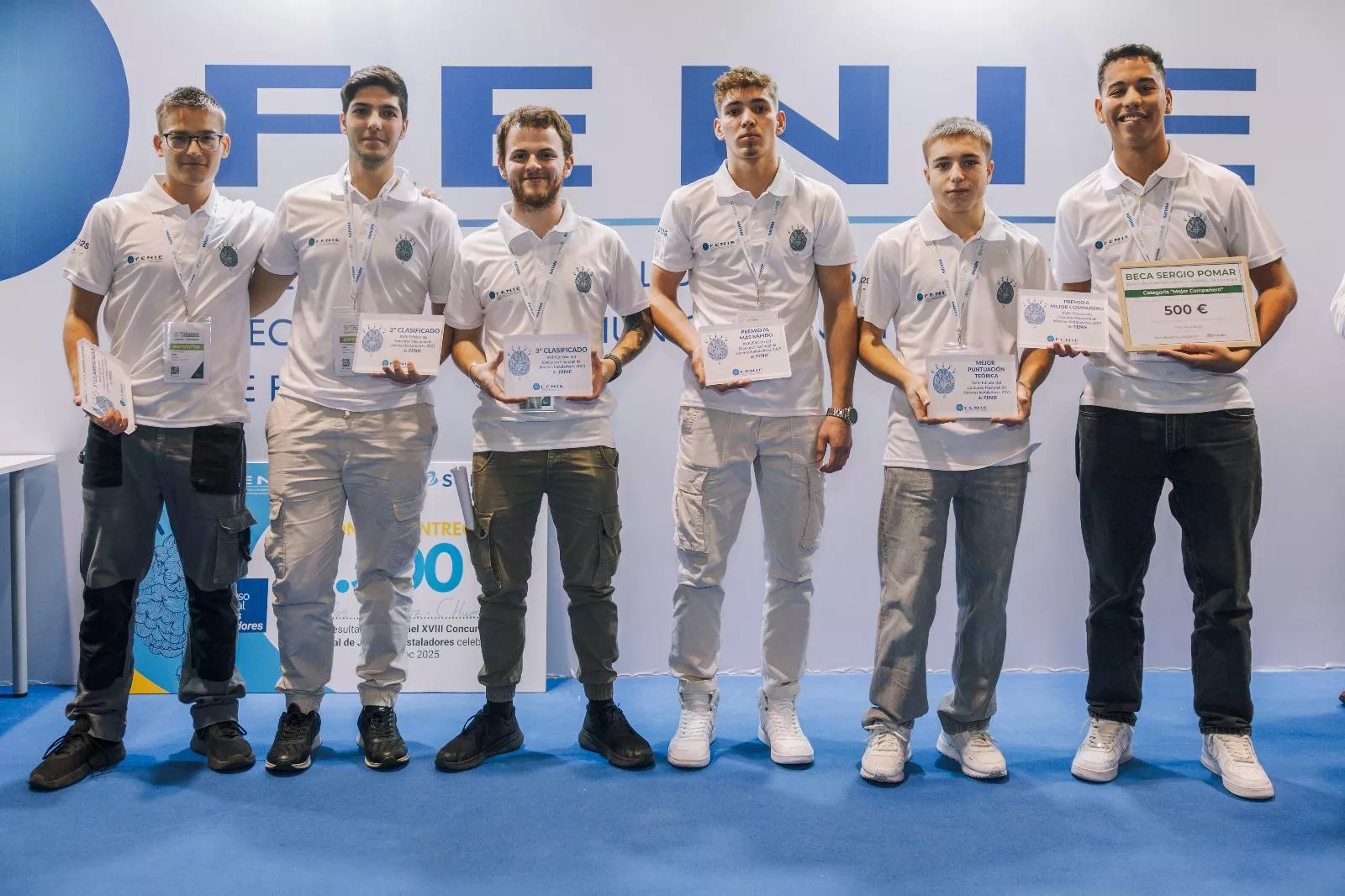 Carlos Larraz, primero por la izquierda, con el resto de Premiados. Foto FNIE