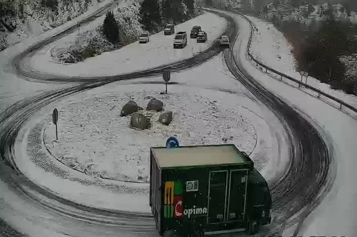 El temporal deja nieve y viento y complica el tráfico en varias carreteras del Pirineo.