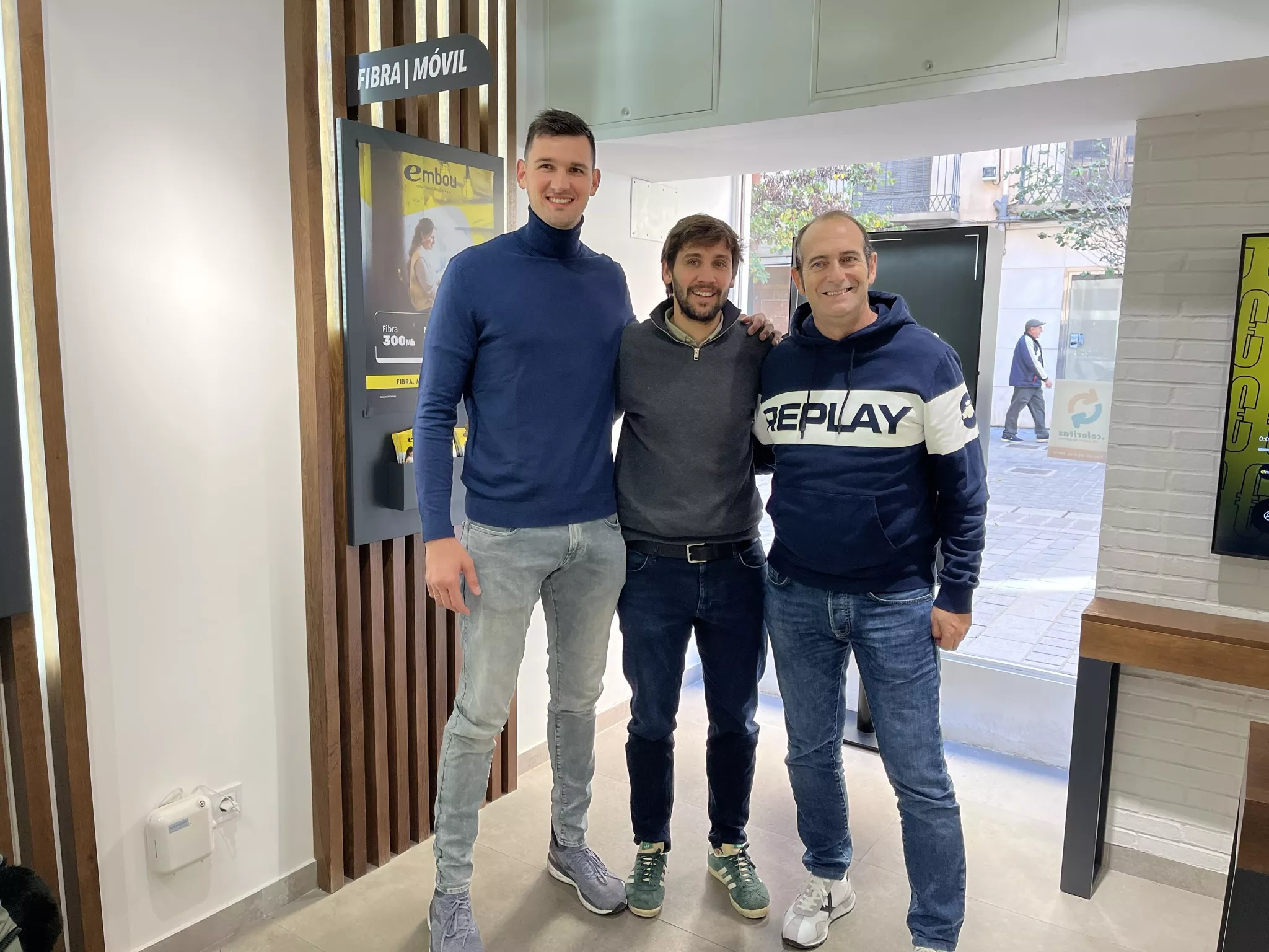 Nenadic y Nolasco en Embou, patrocinador del partido del domingo ante Rebi Balonmano Cuenca. Foto: Adri Mora