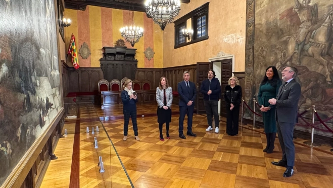 Juan José Carbonero con Lorena Orduna ante el cuadro de la Campana Juan José Carbonero con Lorena Orduna ante el cuadro de la Campana
