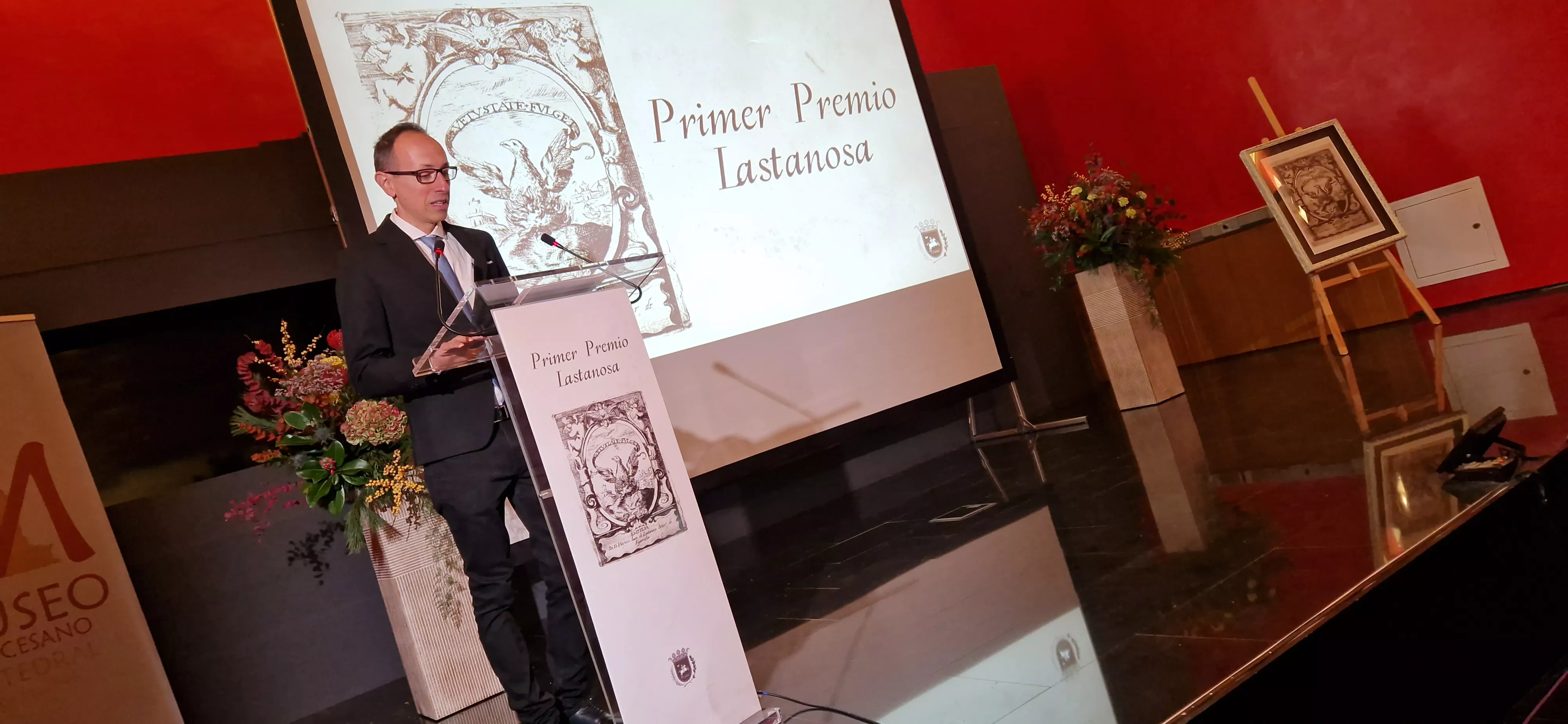 Jorge Puértolas ha presentadola  entrega del Premio Lastanosa a María José Arbués. Foto Myriam Martínez