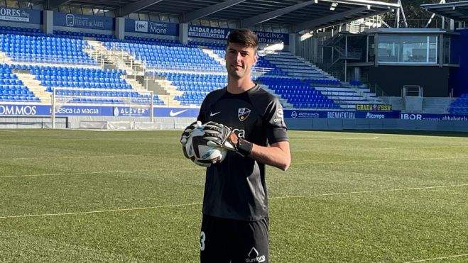 El nuevo guardameta azulgrana pisa el césped de El Alcoraz. Foto: A. Mora El nuevo guardameta azulgrana pisa el césped de El Alcoraz. Foto: A. Mora