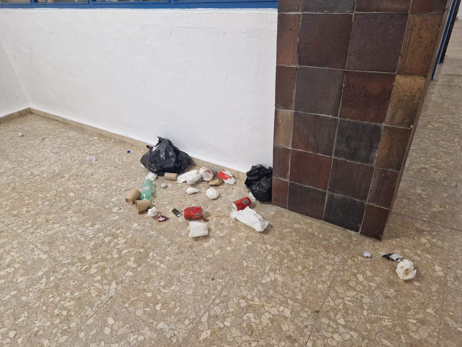 Efectos de la huelga de limpieza en el IES Pirámide y la Facultad de Ciencias de la Educación