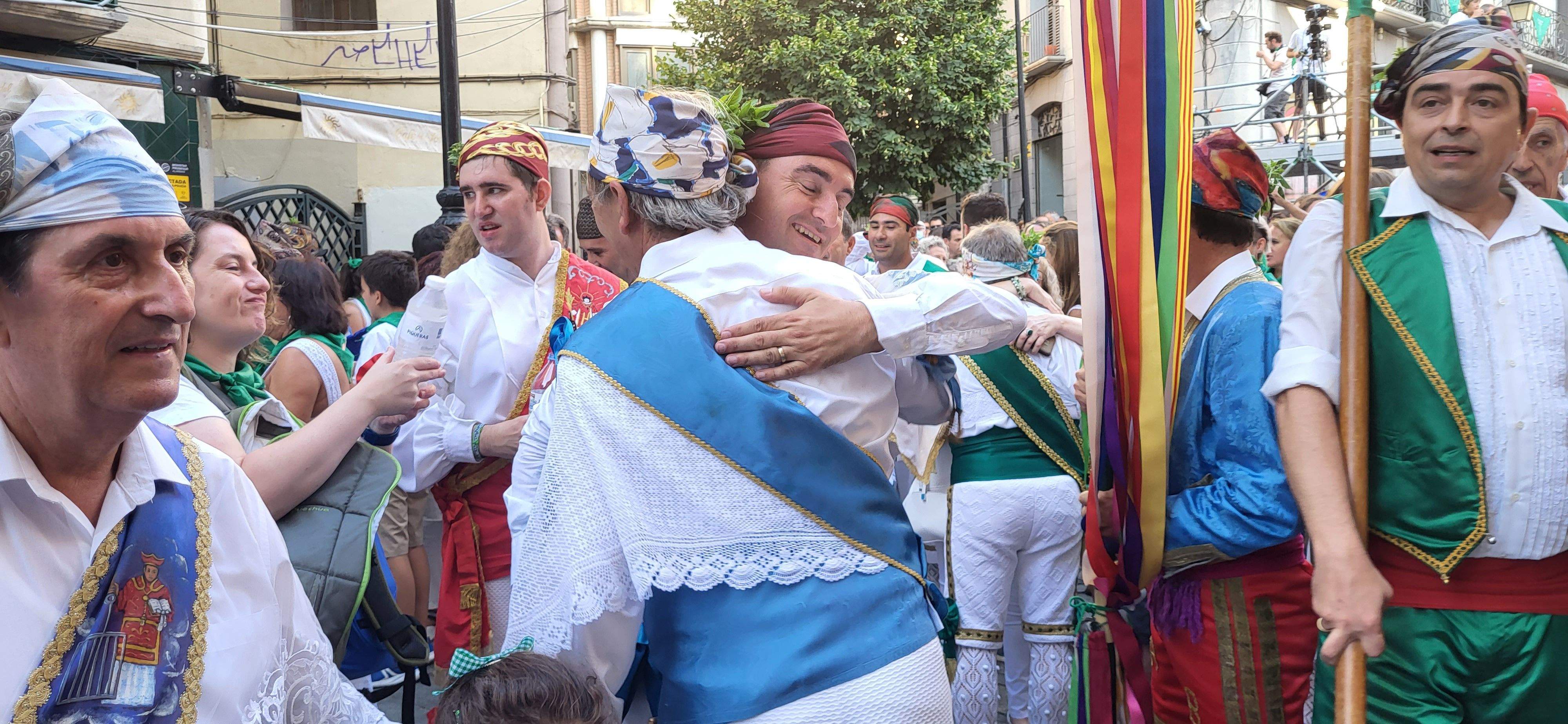 La emoción aflora tras danzar ante el santo