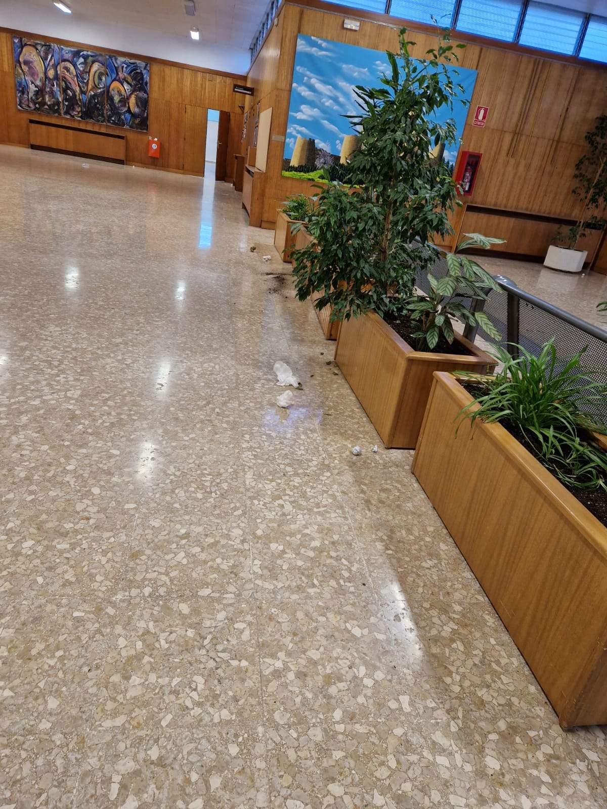 Efectos de la huelga de limpieza en el IES Pirámide y la Facultad de Ciencias de la Educación