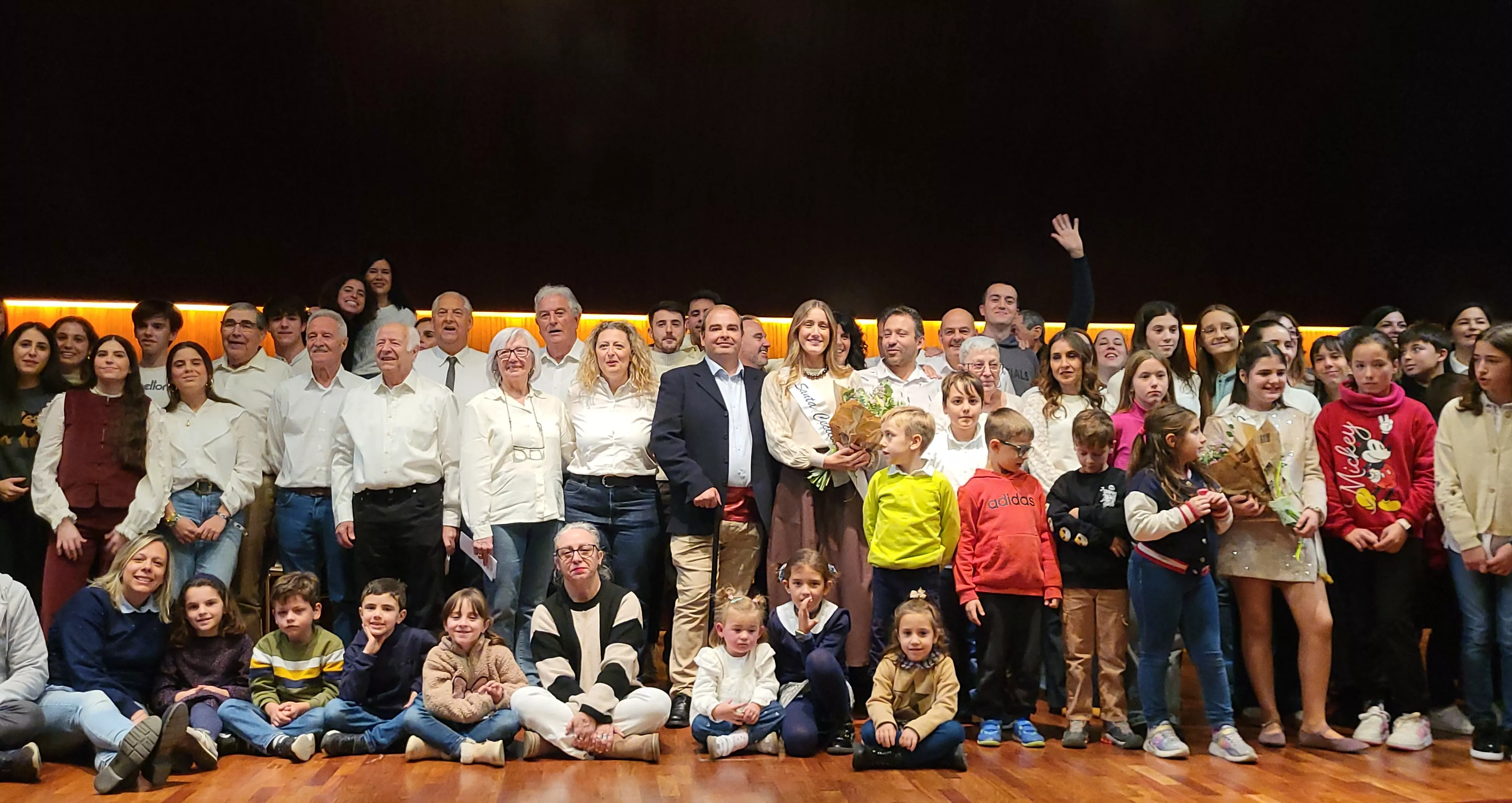 La Agrupación Folclórica Santa Cecilia abre sus fiestas. Foto Mercedes Manterola La Agrupación Folclórica Santa Cecilia abre sus fiestas. Foto Mercedes Manterola