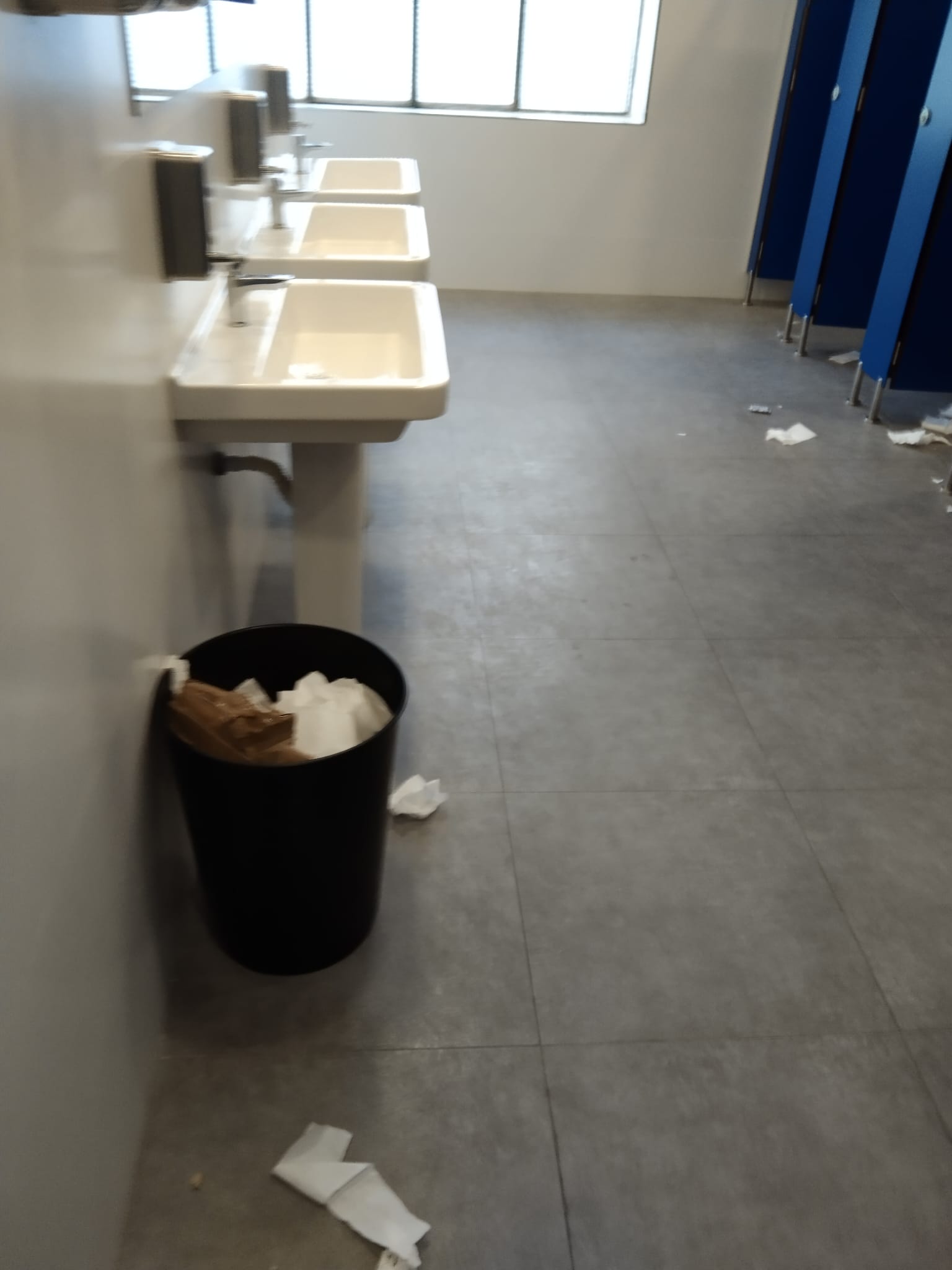 Efectos de la huelga de limpieza en el IES Pirámide y la Facultad de Ciencias de la Educación