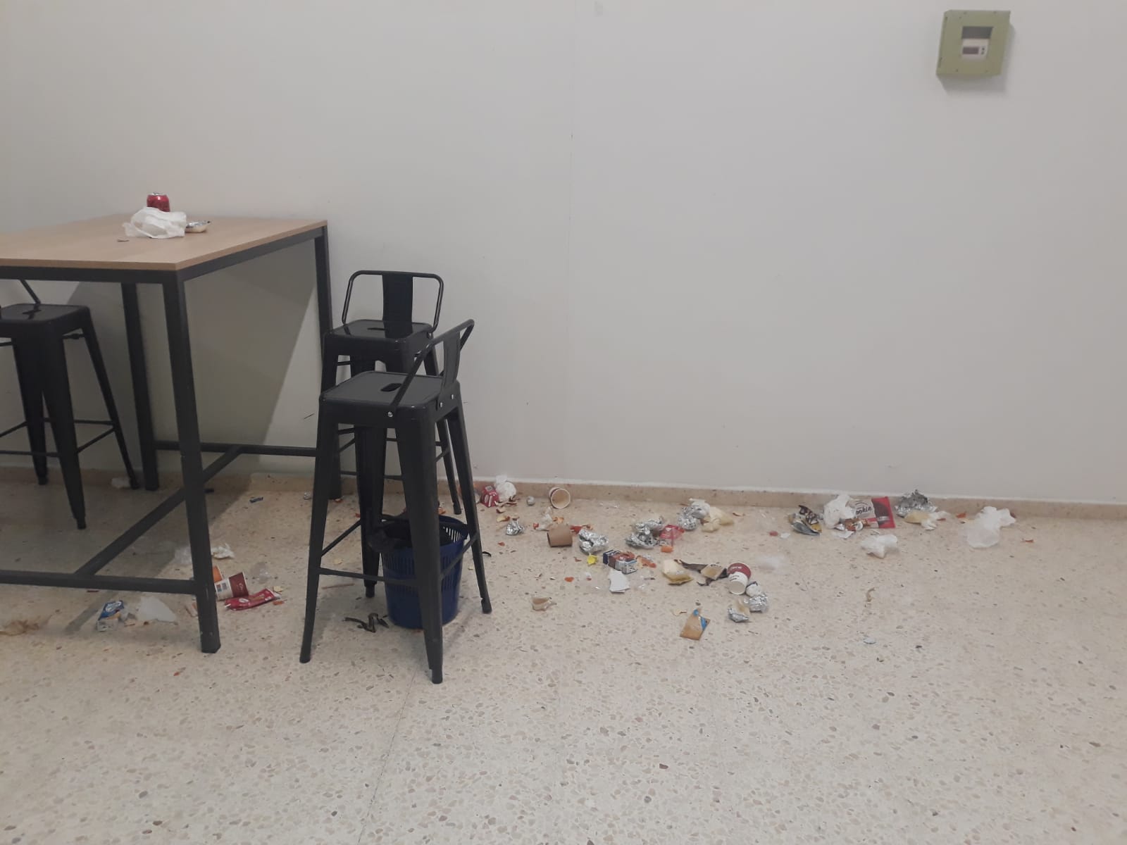 Efectos de la huelga de limpieza en el IES Pirámide y la Facultad de Ciencias de la Educación (5)