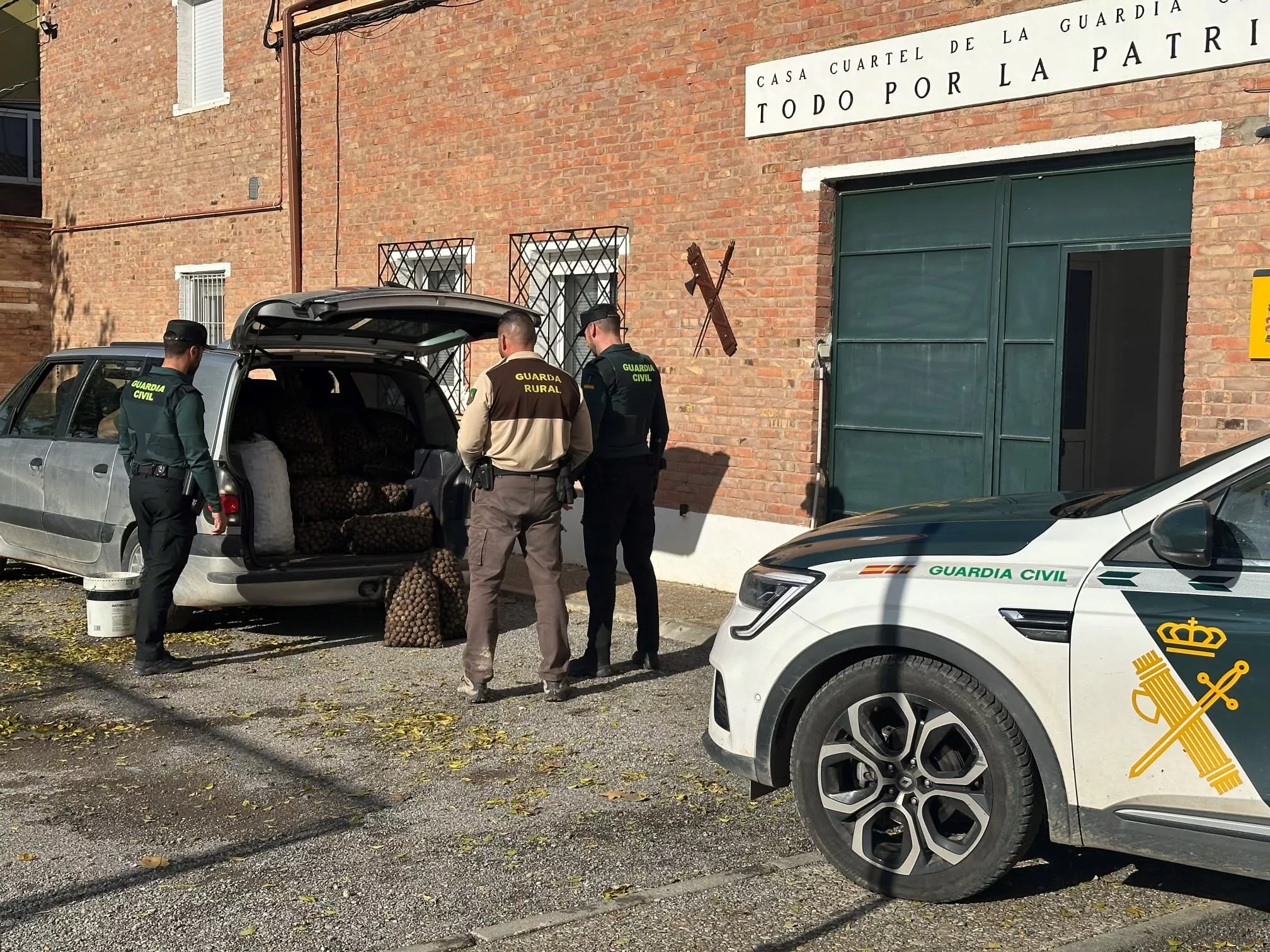 Guardias civiles con las nueces aprehendidas al autor del robo