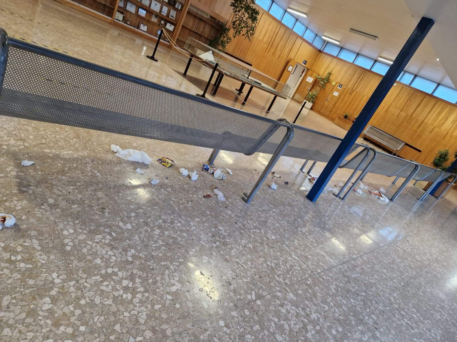 Efectos de la huelga de limpieza en el IES Pirámide y la Facultad de Ciencias de la Educación