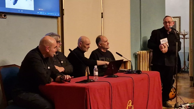 Presentación de "Los chicos de provincias somos así" de Miguel Mena sobre Los Mestizos. Foto Myriam Martínez Presentación de "Los chicos de provincias somos así" de Miguel Mena sobre Los Mestizos. Foto Myriam Martínez