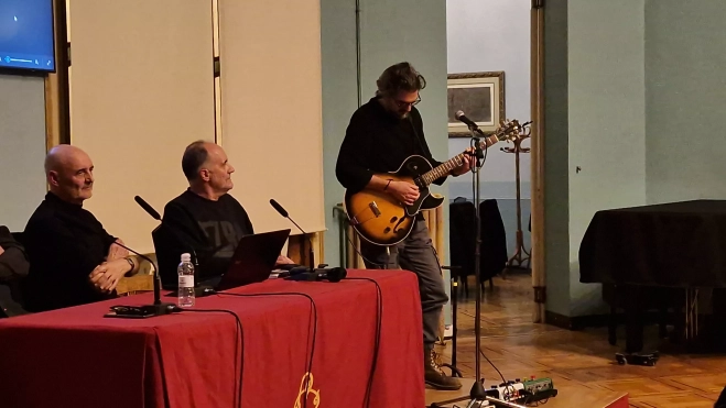 Copiloto ha tocado en la presentación de "Los chicos de provincias somos así" de Miguel Mena sobre Los Mestizos. Foto Myriam Martínez Copiloto ha tocado en la presentación de "Los chicos de provincias somos así" de Miguel Mena sobre Los Mestizos. Foto Myriam Martínez