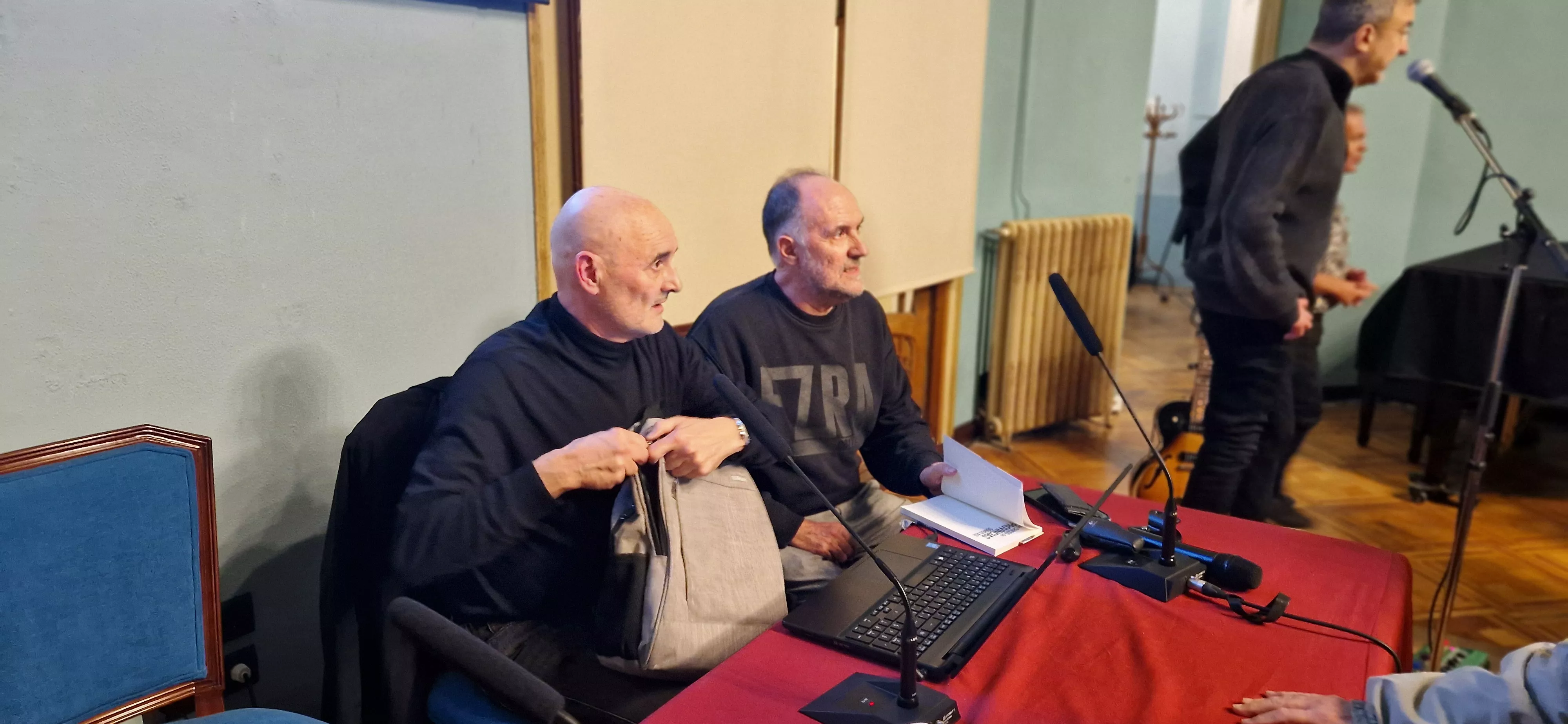 Presentación de "Los chicos de provincias somos así" de Miguel Mena sobre Los Mestizos. Foto Myriam Martínez