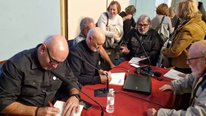 Presentación de "Los chicos de provincias somos así" de Miguel Mena sobre Los Mestizos. Foto Myriam Martínez Presentación de "Los chicos de provincias somos así" de Miguel Mena sobre Los Mestizos. Foto Myriam Martínez