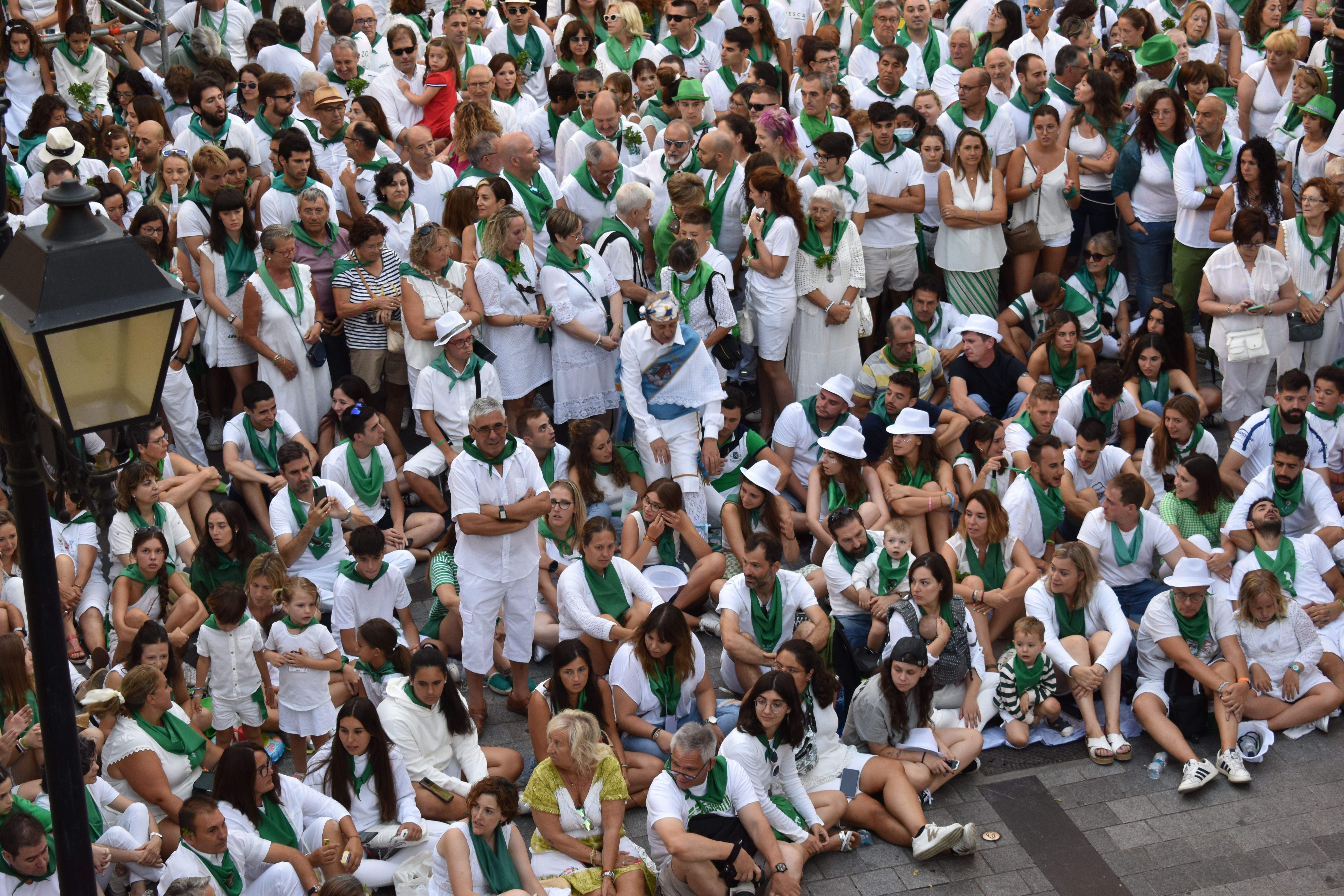 El público espera mientras van llegando los danzantes. Foto: Carlos Jalle