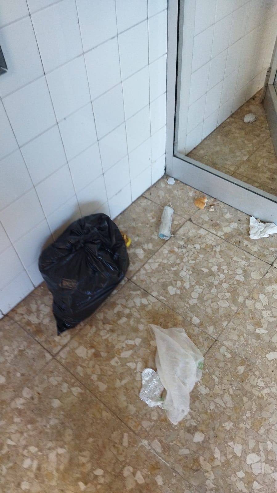 Efectos de la huelga de limpieza en el IES Pirámide y la Facultad de Ciencias de la Educación