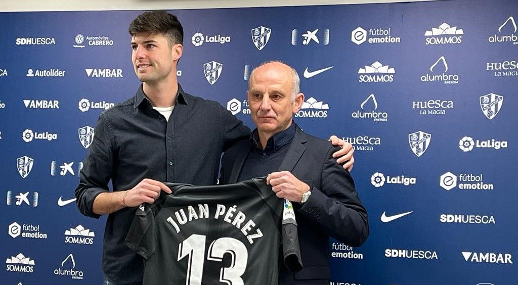 Ángel Martín González, director deportivo, posa junto a Juan Pérez, nuevo portero del Huesca en su presentación. Foto: Adrián Mora