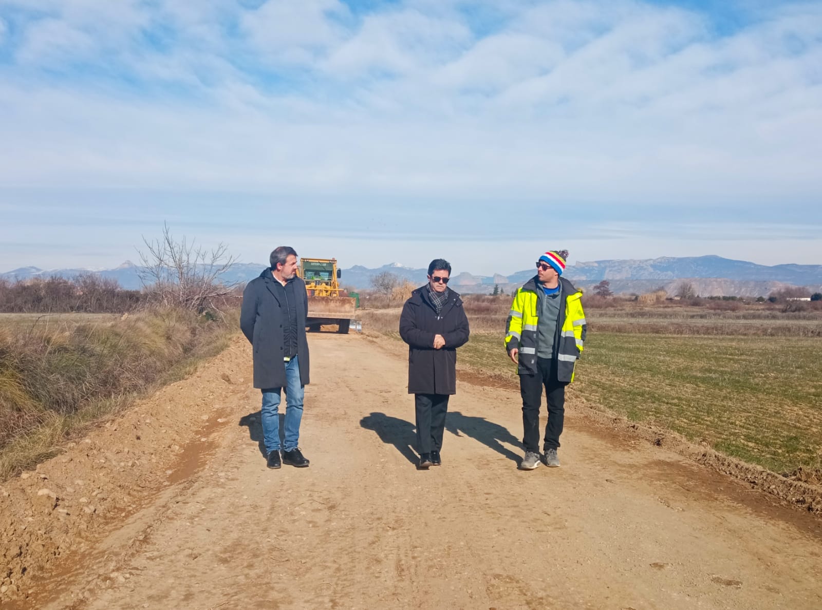 Roberto Cacho y Luis Felipe en la visita a las obras de mejora del camino de La Almunia