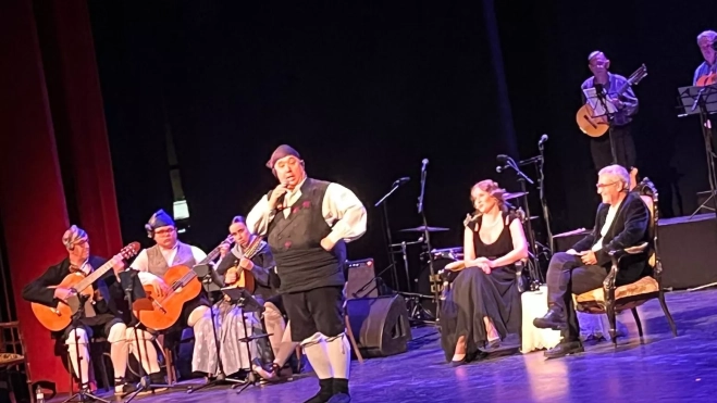 Javier Badules interpreta una jota sobre el escenario. Foto Mercedes Manterola