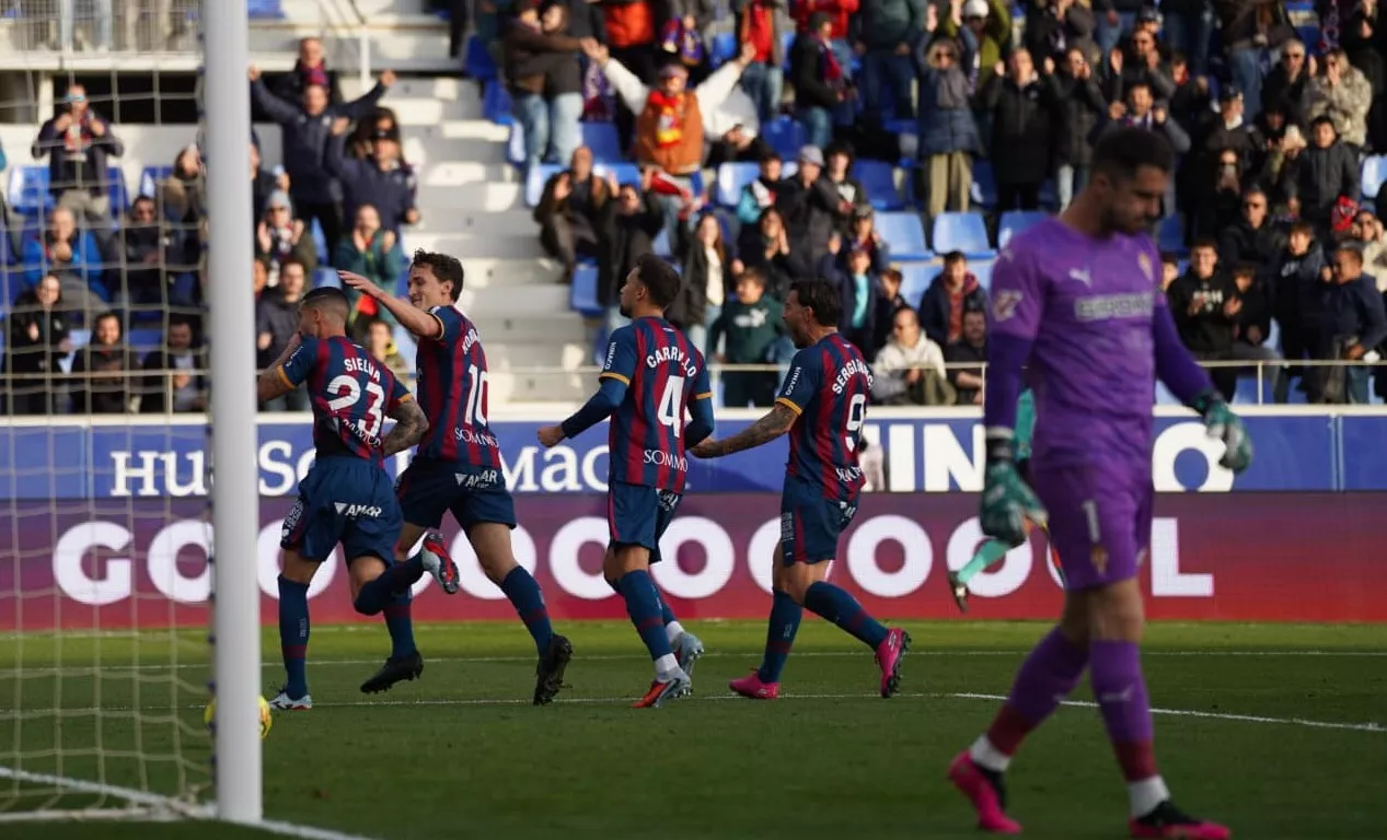 Sielva celebra el gol del Huesca besándose el escudo. Foto: Dani Vidal @fotomaniafut