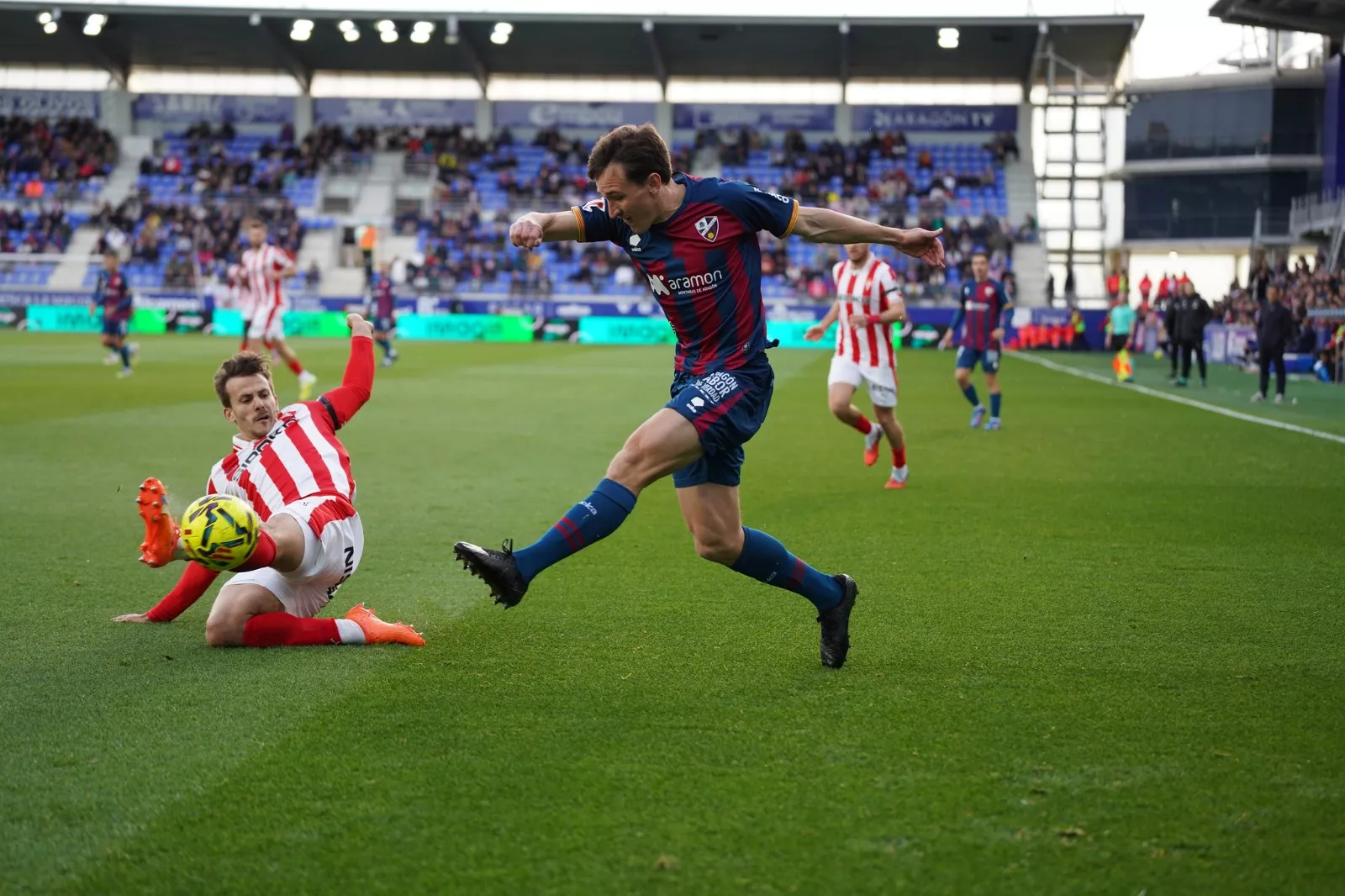 Kortajarena, uno de los jugadores destacados del Huesca.  Foto Dani Vidal