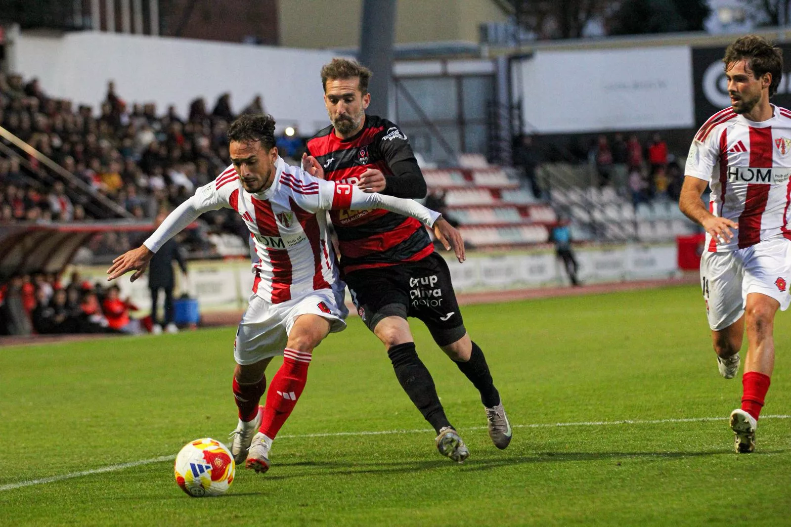 Sito pelea un balón en el partido ante el Reus. Foto: Andrés Romero