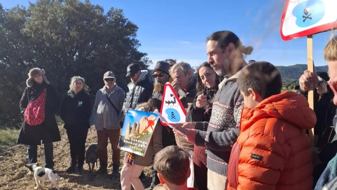 Lectura del manifiesto contra la granja porcina en Riglos. Lectura del manifiesto contra la granja porcina en Riglos.
