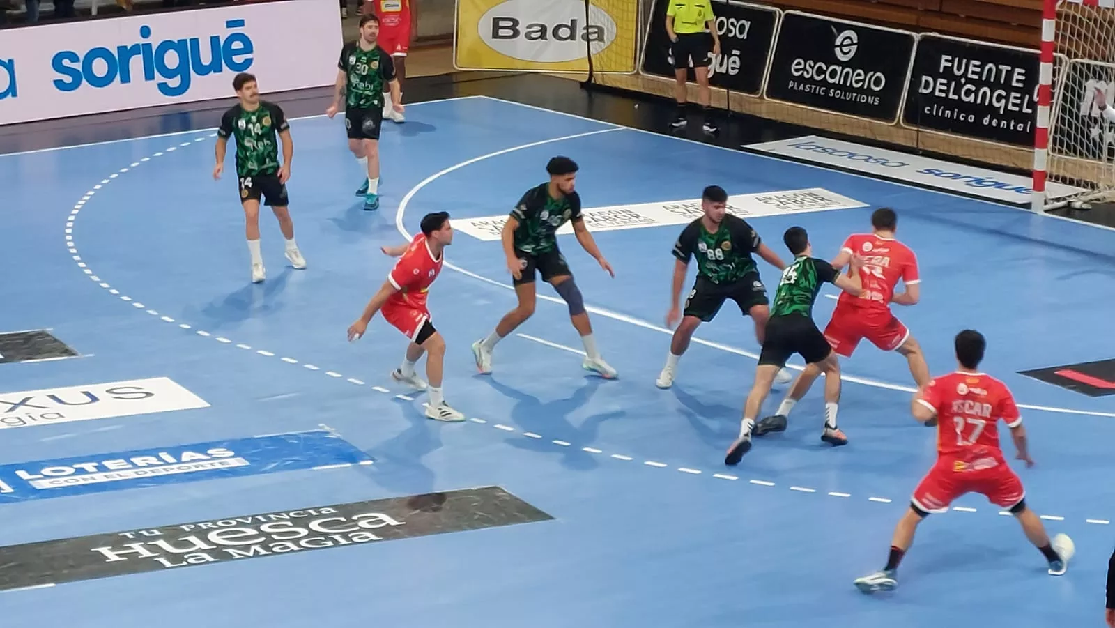 Suárez asiste a Artur Parera, que se dispone a marcar. Gran partido de Bada con Ben Tekaya estelar