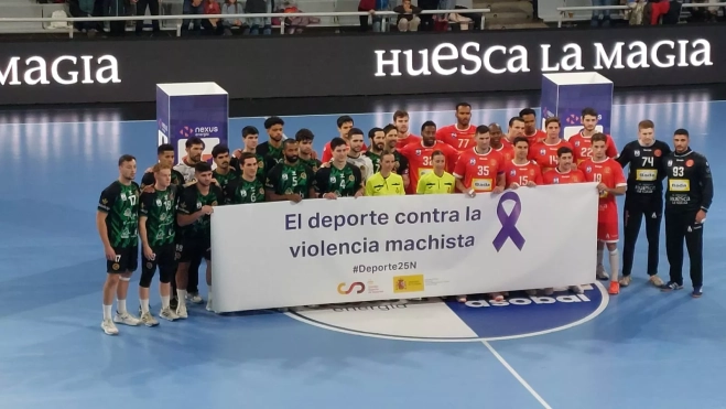 Pancarta contra la violencia machista en el palacio Pancarta contra la violencia machista en el palacio