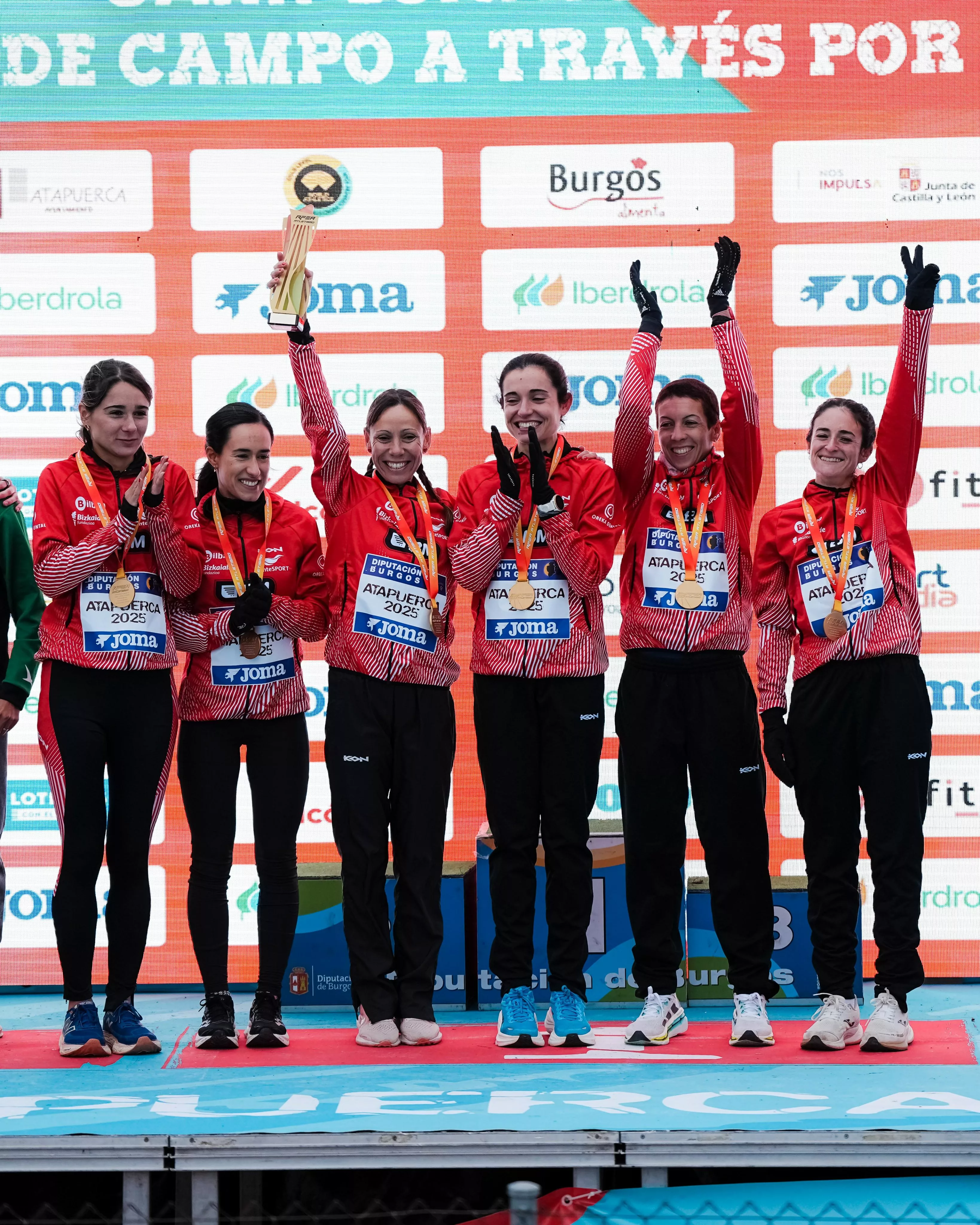El Bilbao Atletismo de Cristina Espejo (primera a la derecha), en lo más alto del podio.