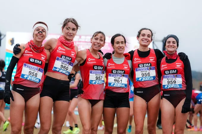 Cristina Espejo, a la derecha, con el Bilbao Atletismo. Cristina Espejo, a la derecha, con el Bilbao Atletismo.